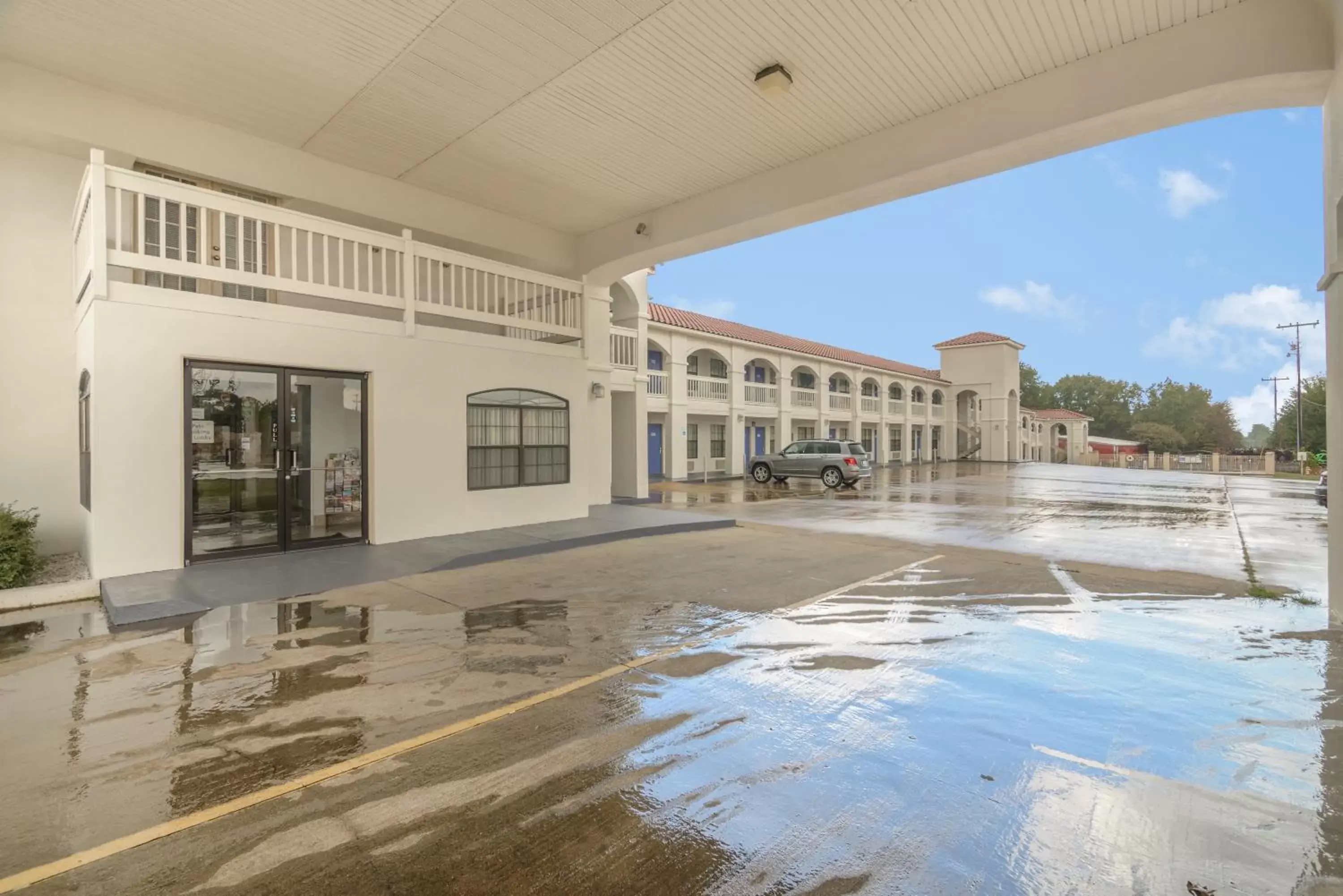 Facade/entrance, Swimming Pool in Motel 6-Canton, TX