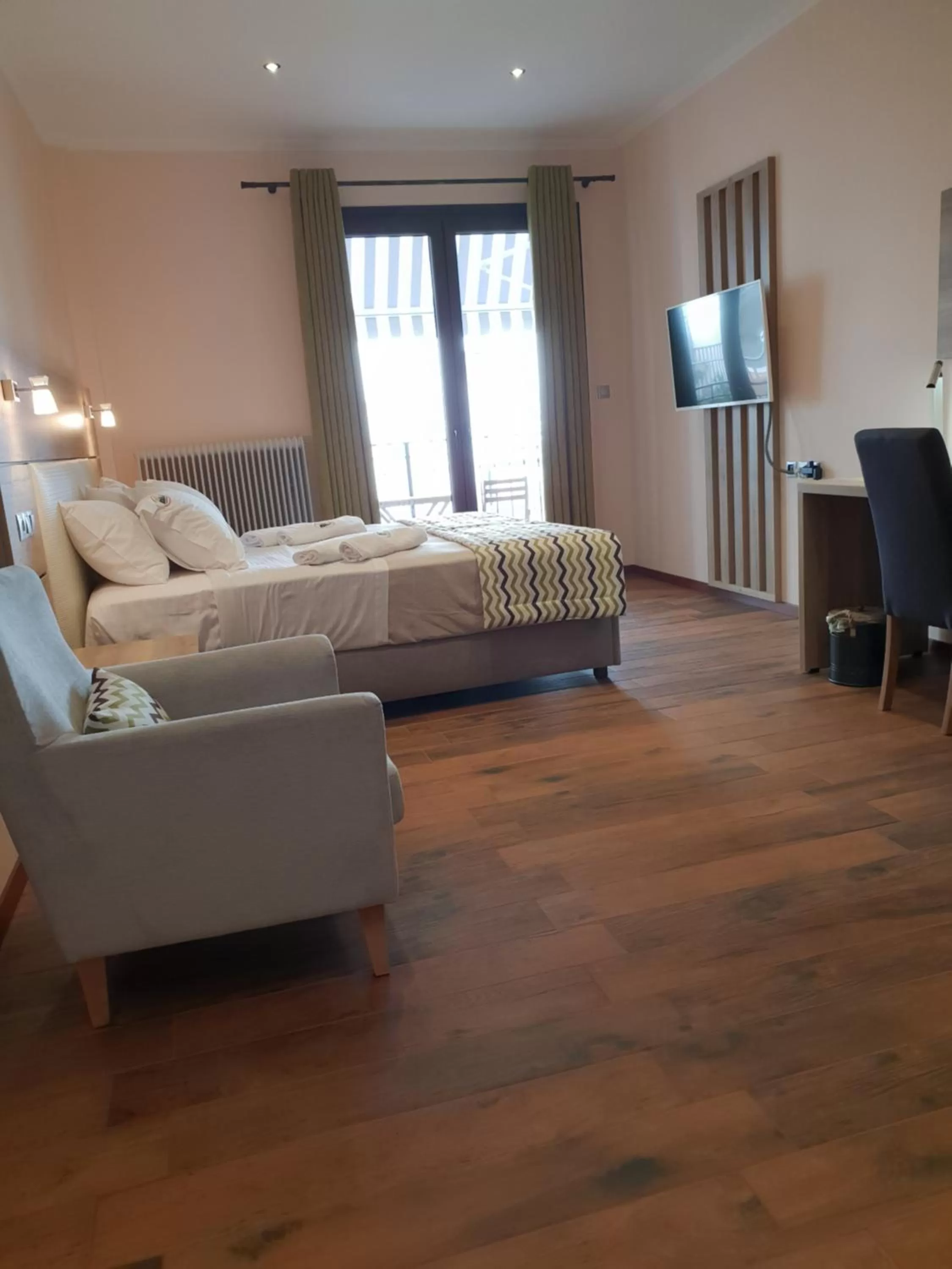 Photo of the whole room, Bed in Mondeus Inn Luxury