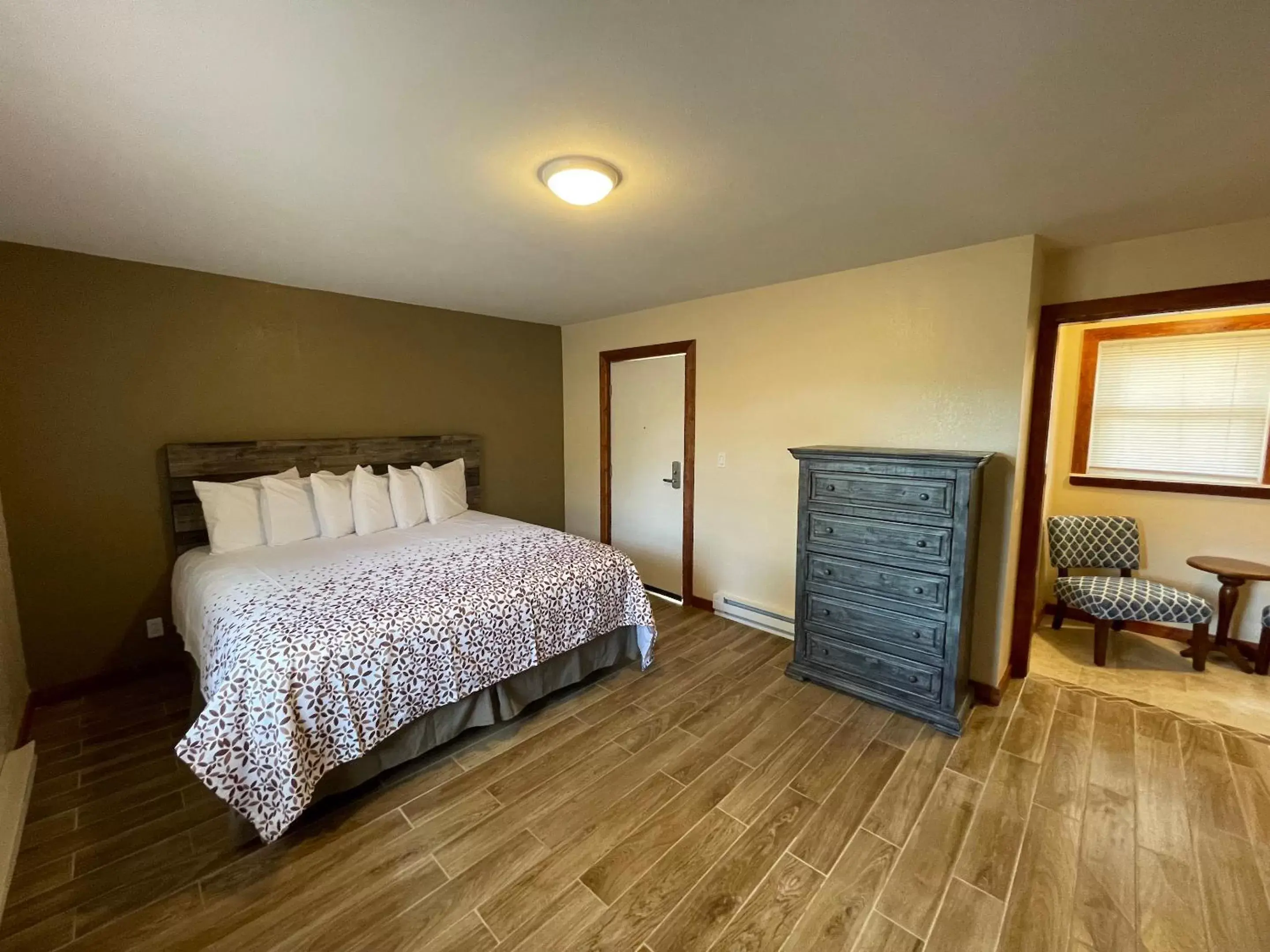 King Room with Spa Bath - Non Pet Friendly in Estes Mountain Inn King Room with Spa Bath - Non Pet Friendly in Estes Mountain Inn