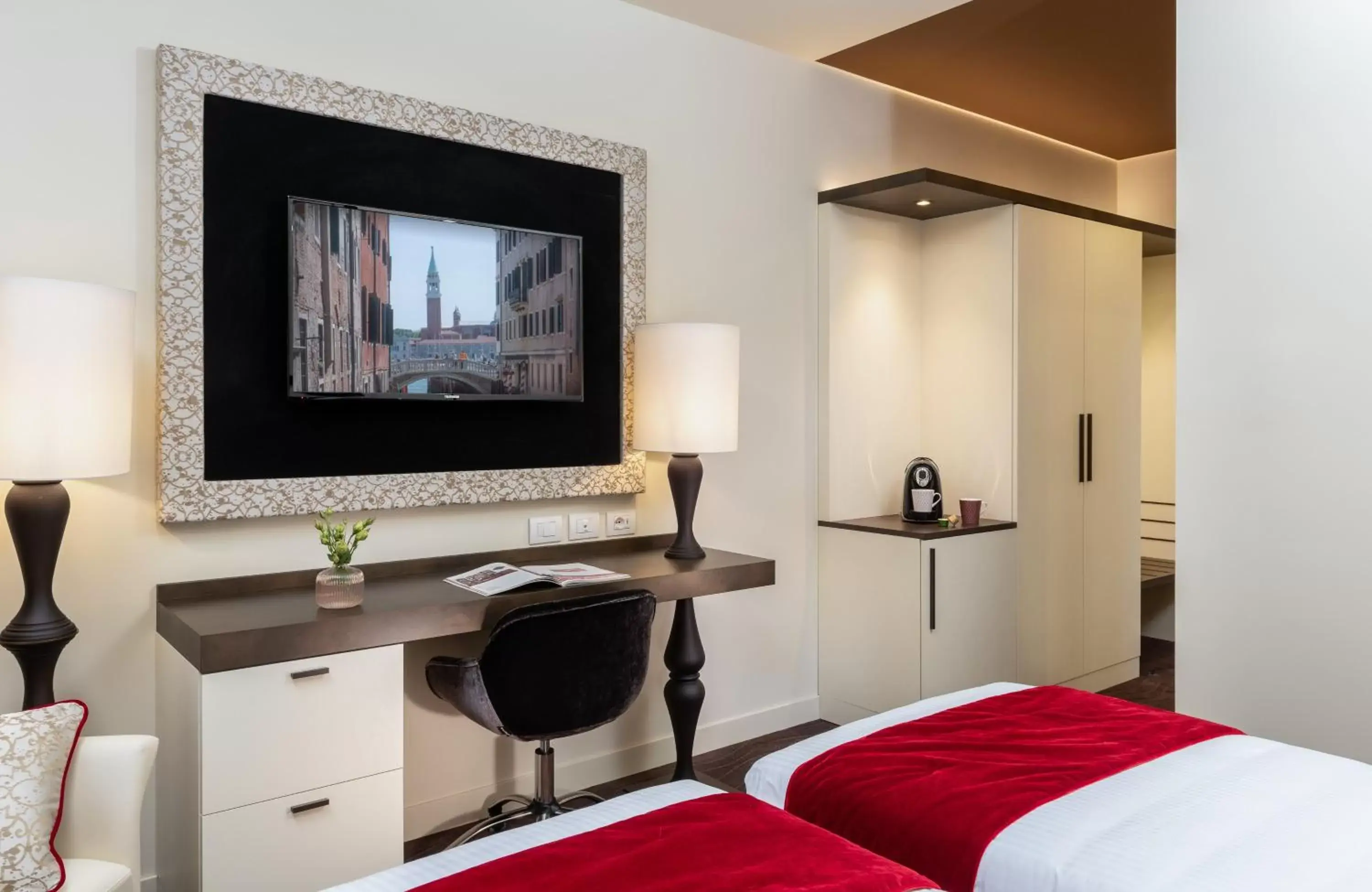 Bedroom, TV/Entertainment Center in Leonardo Royal Hotel Venice Mestre