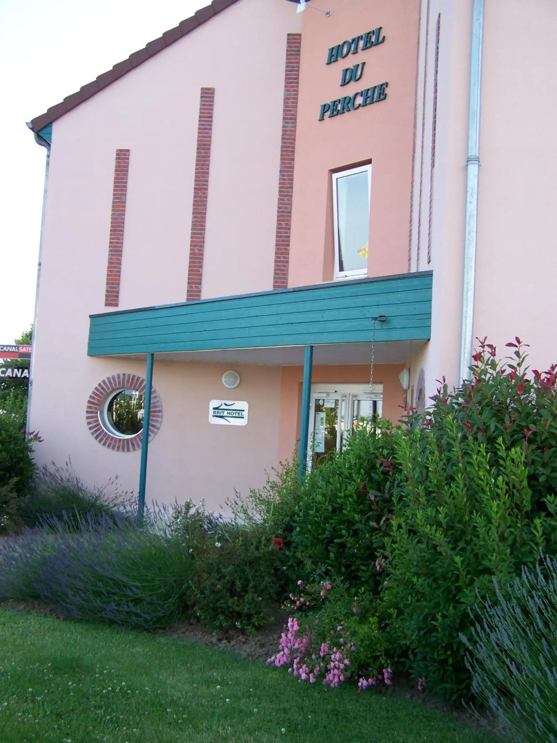 Facade/entrance, Property Building in Brit Hotel Du Perche