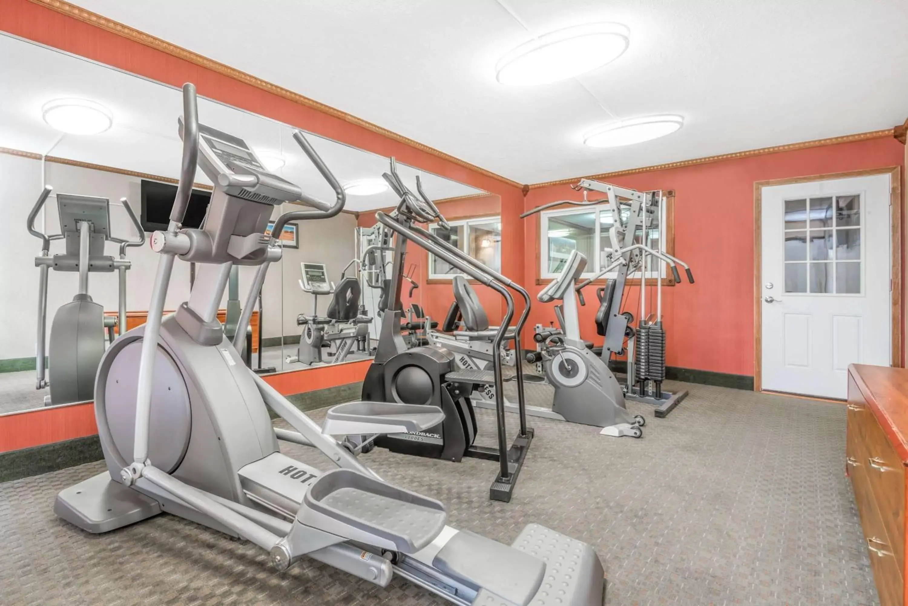 Fitness centre/facilities, Fitness Center/Facilities in Howard Johnson by Wyndham Gillette