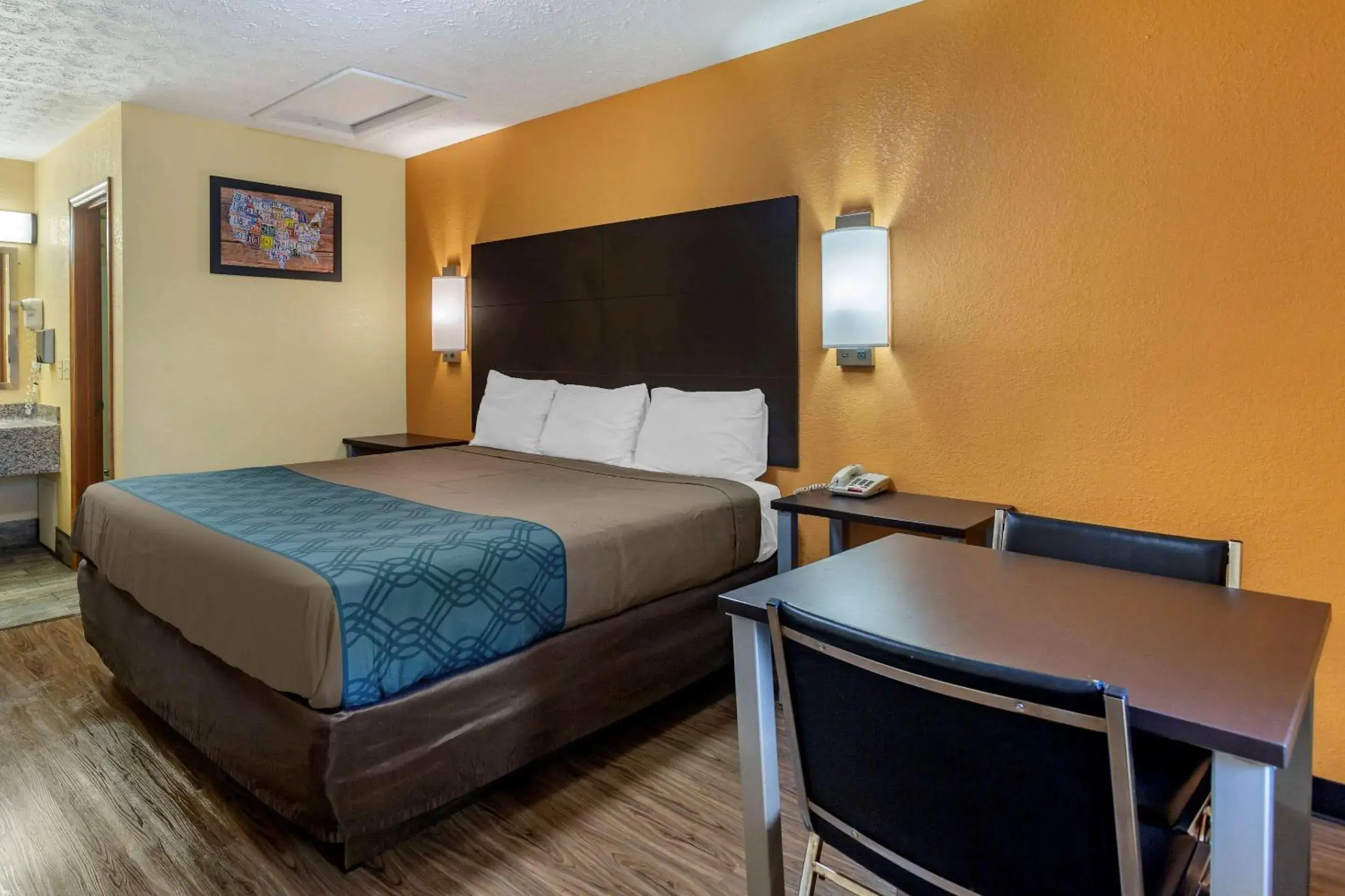 Photo of the whole room, Bed in Econo Lodge Nashville North - Opryland