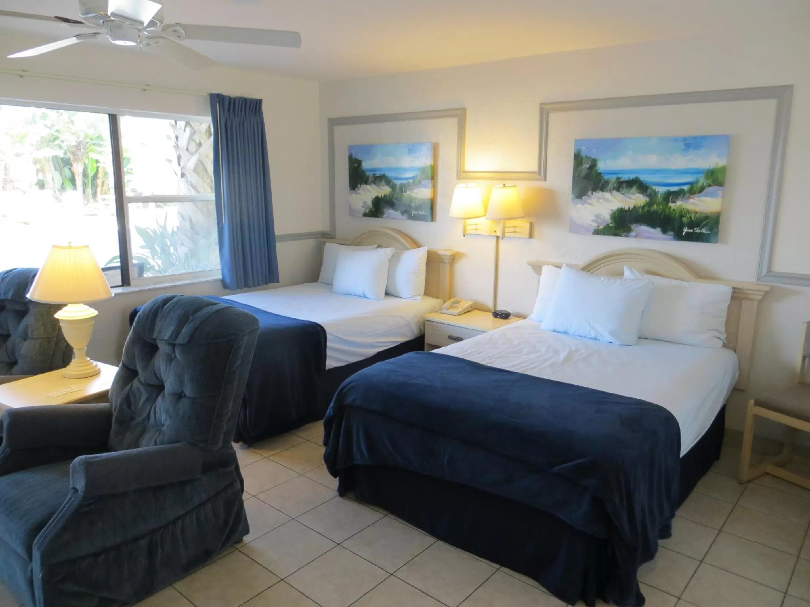 Bedroom, Bed in Sand Castle Motel