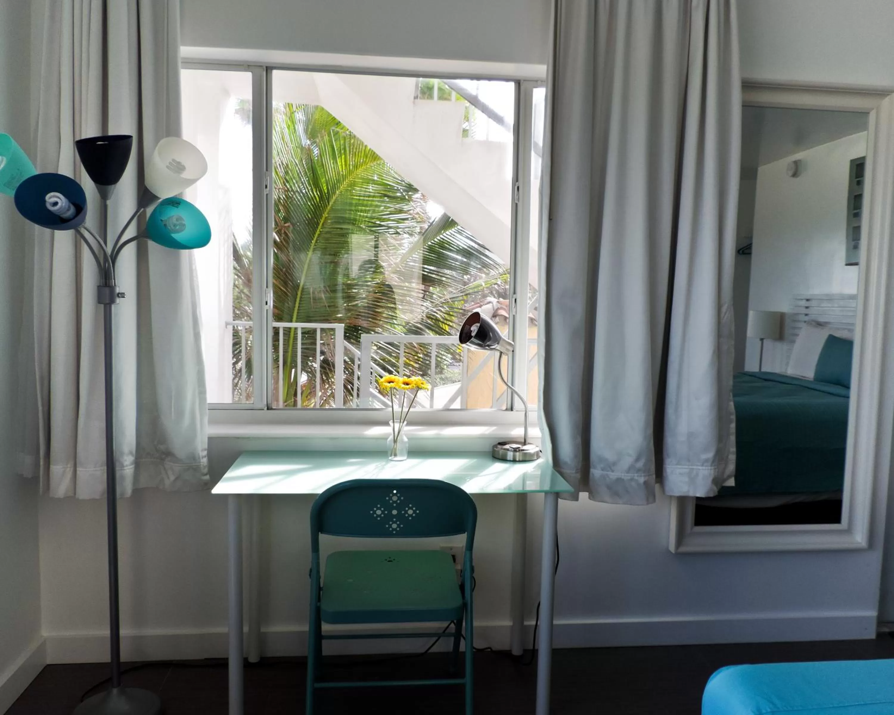 Seating area, Bed in Snooze