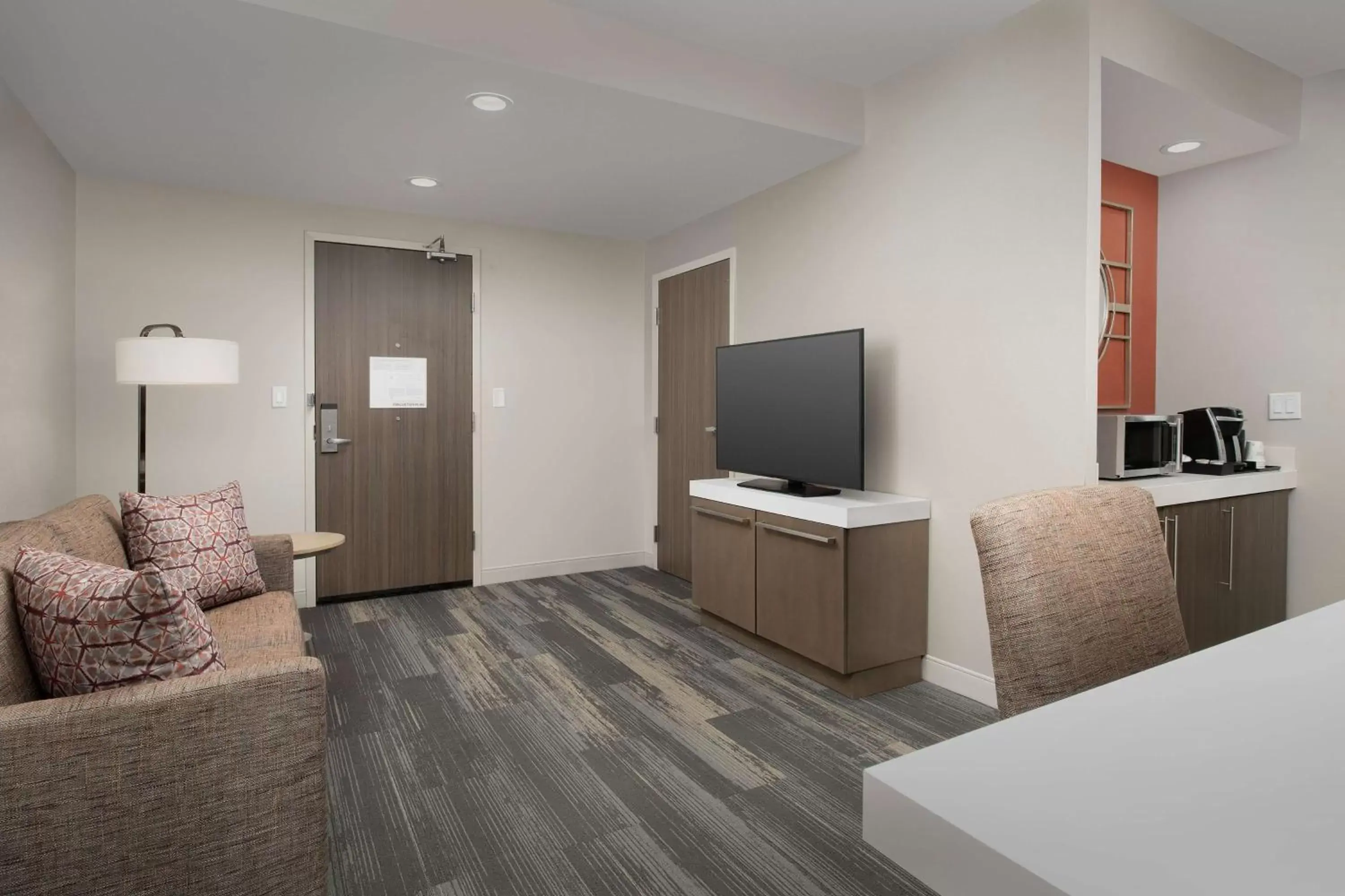 Bedroom, TV/Entertainment Center in Hilton Garden Inn Columbia Airport, SC