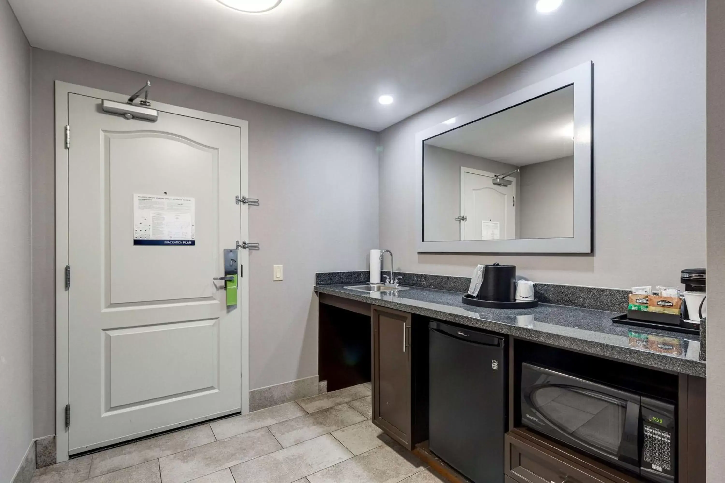 Photo of the whole room, Bathroom in Hampton Inn & Suites by Hilton Brantford