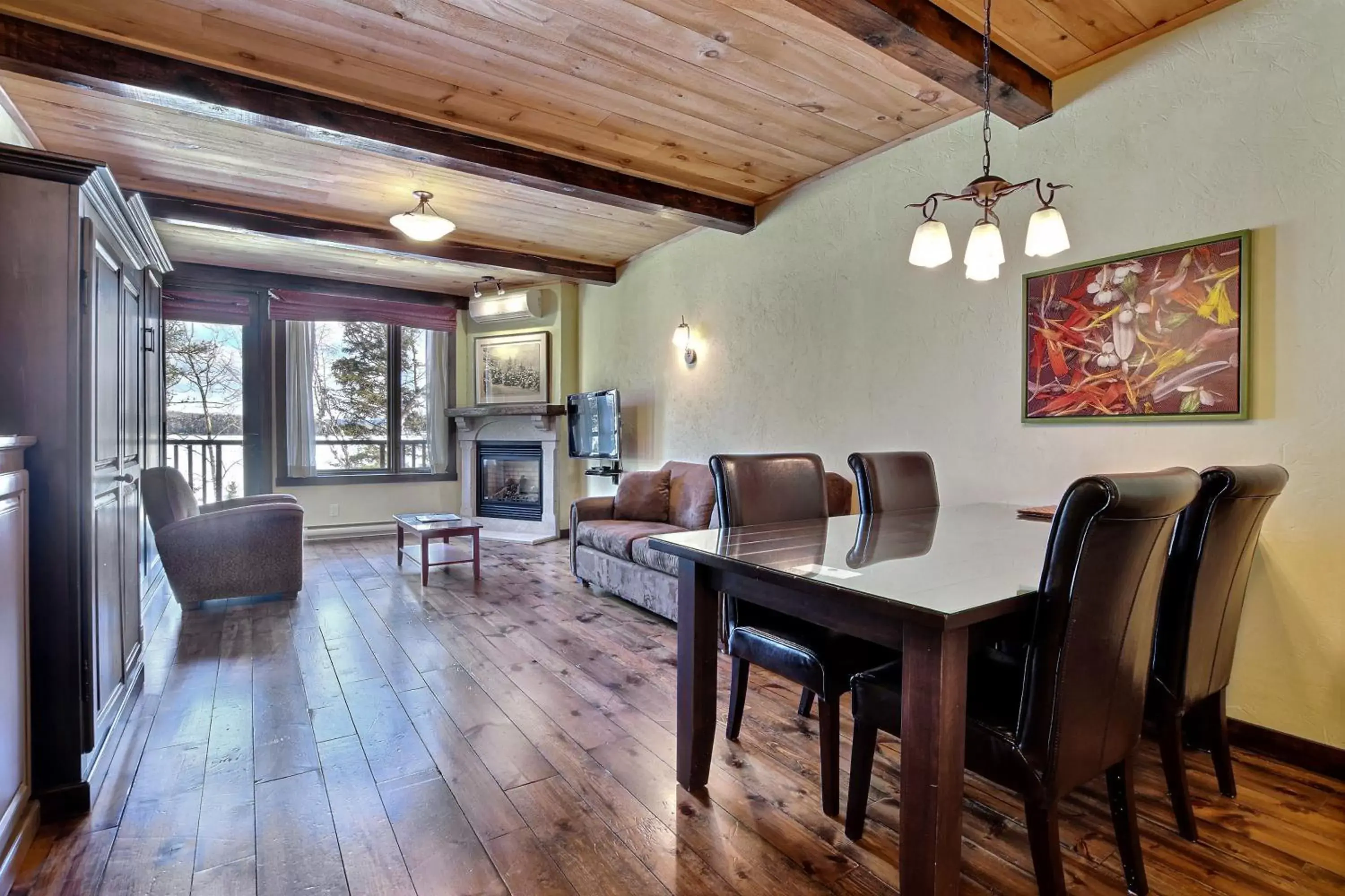 Dining Area in Les Condos Du Lac Taureau- Rooms & Condos