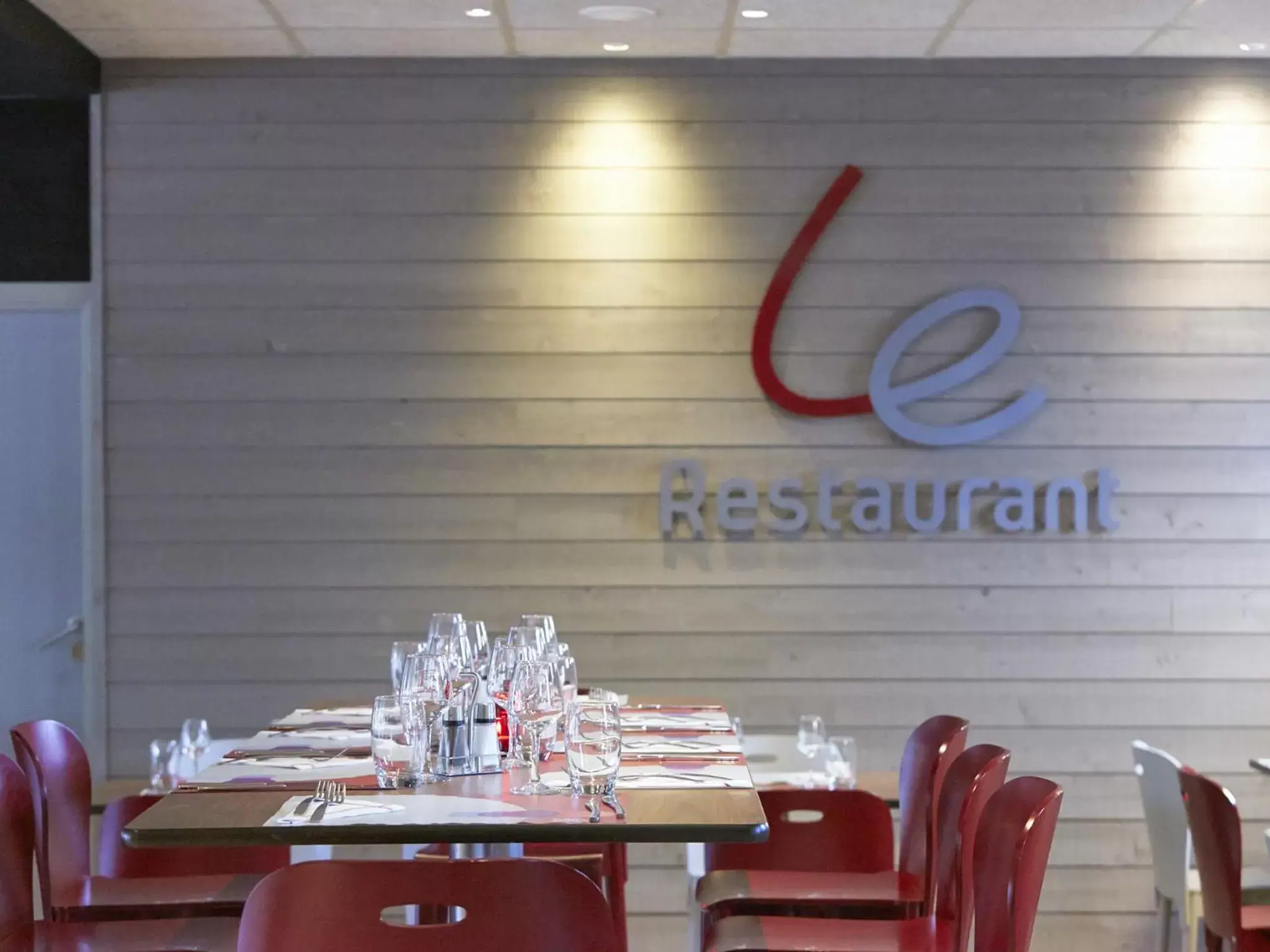 Restaurant/places to eat in Campanile Lille Euralille