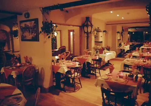 Restaurant/places to eat in Nonsuch Park Hotel