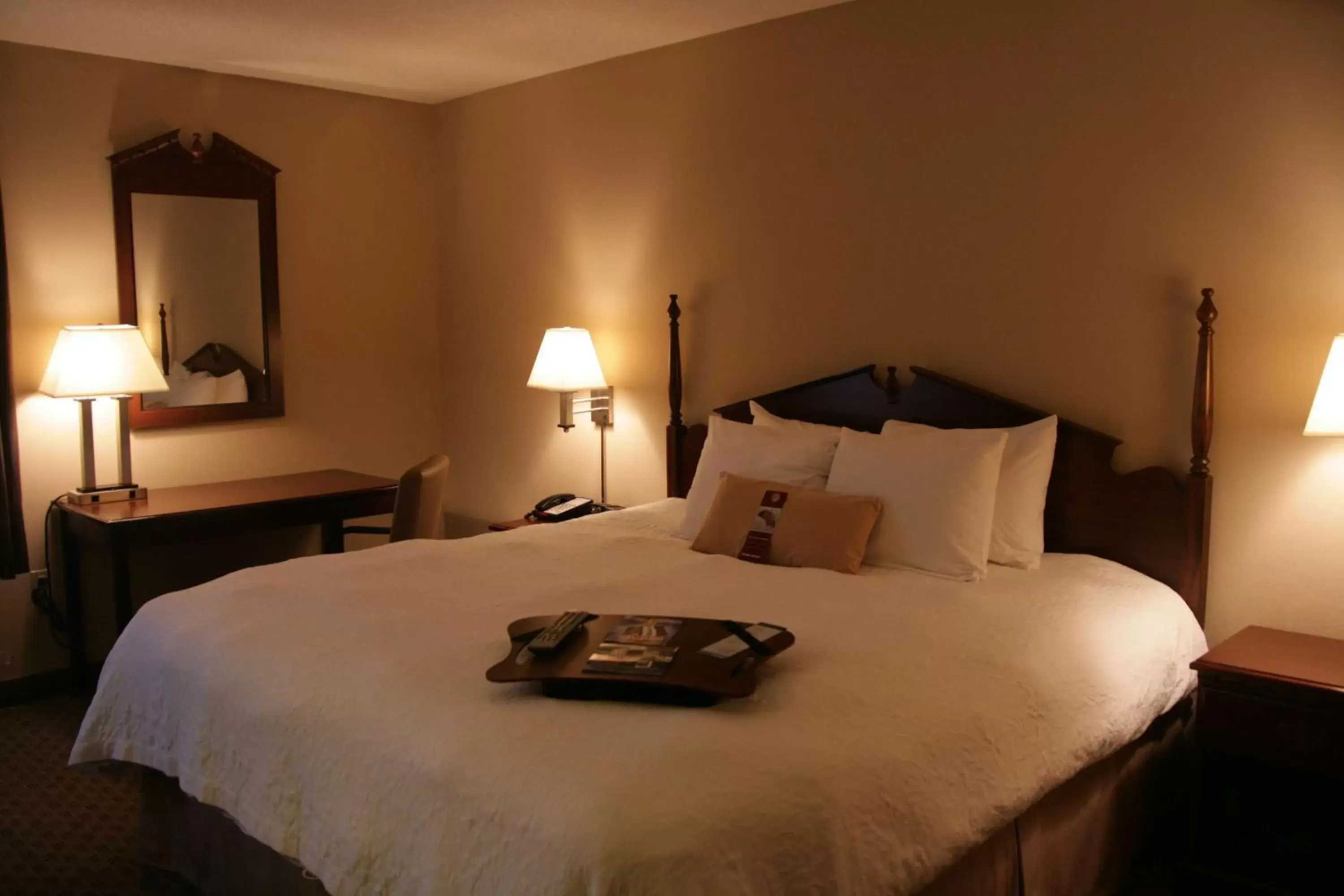 Bedroom, Bed in Hampton Inn Olathe