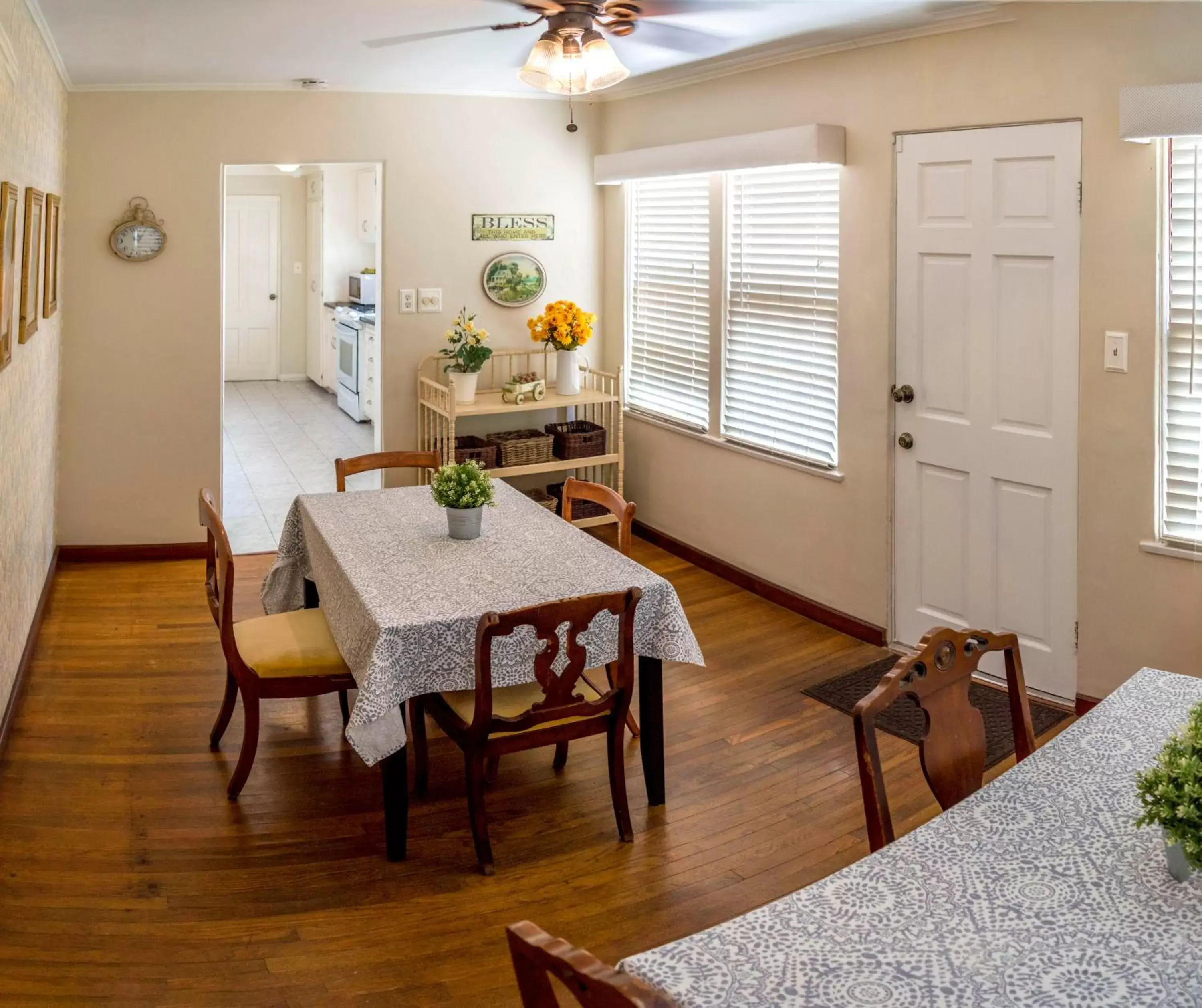 Dining Area in La Villa de Adelina