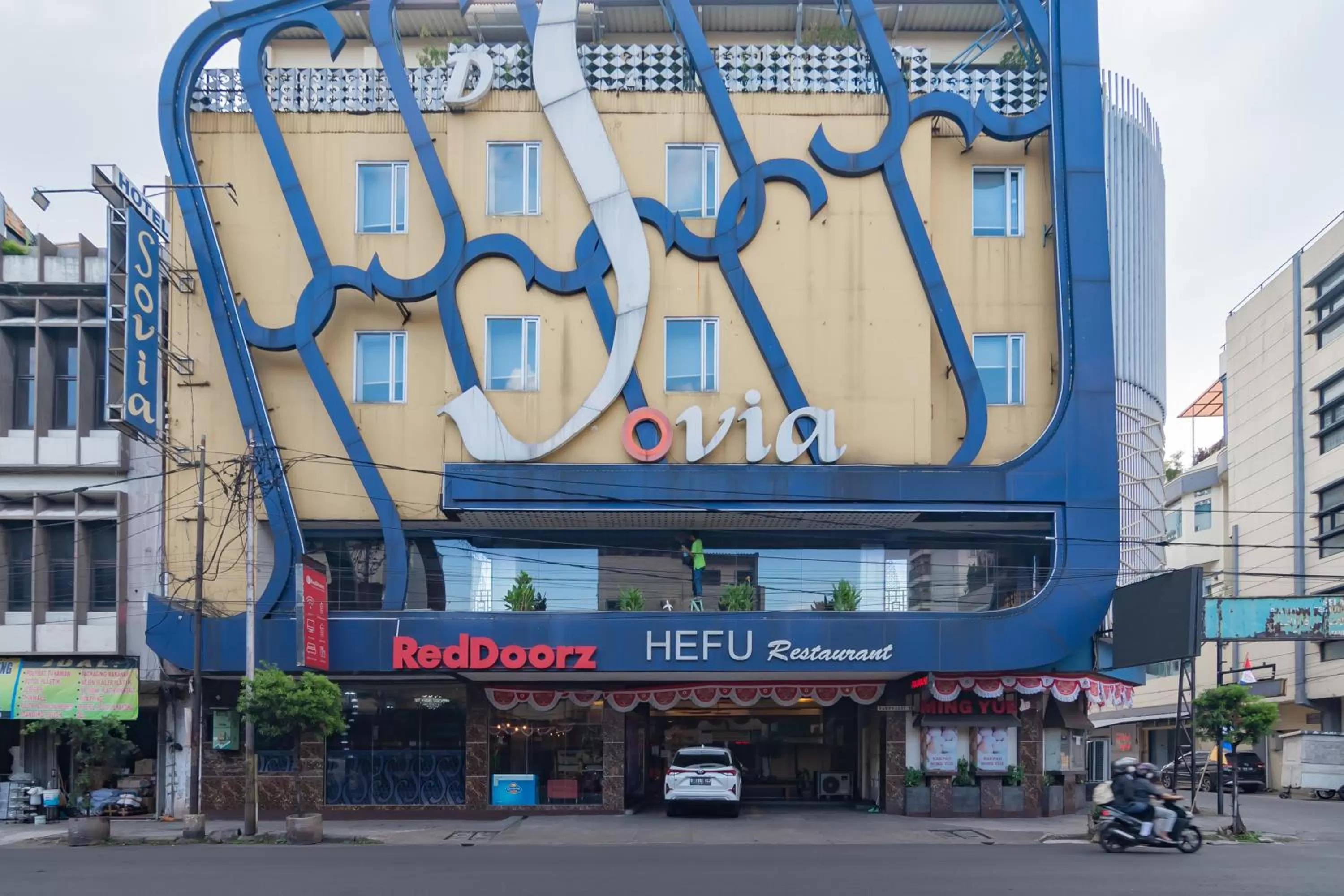 Property logo or sign in RedDoorz Premium near Bandung Station