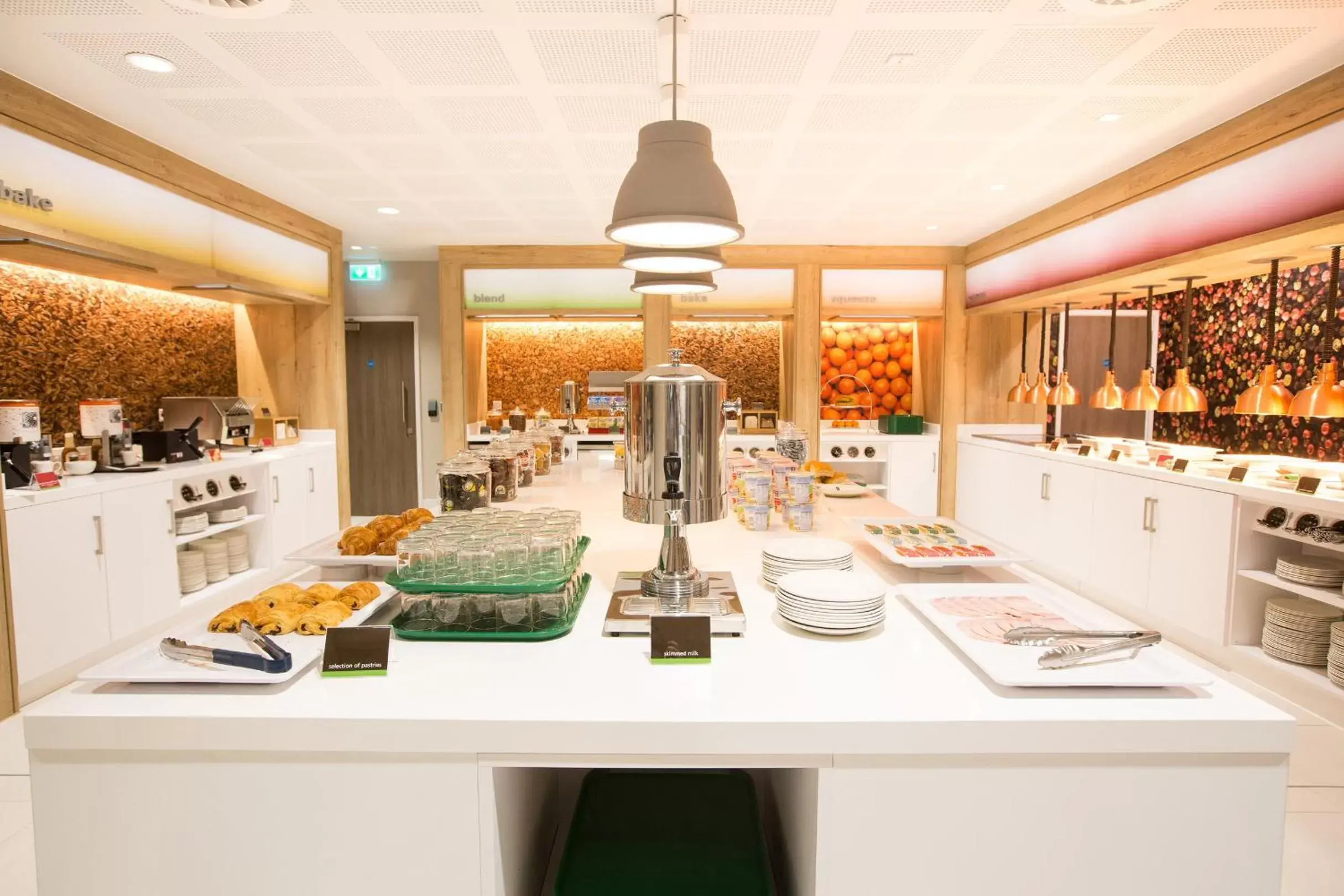 Buffet breakfast, Restaurant/Places to Eat in Hampton By Hilton Bristol Airport