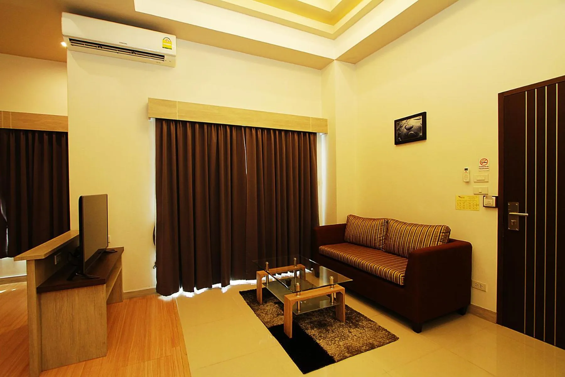 The Contrast i Hotel