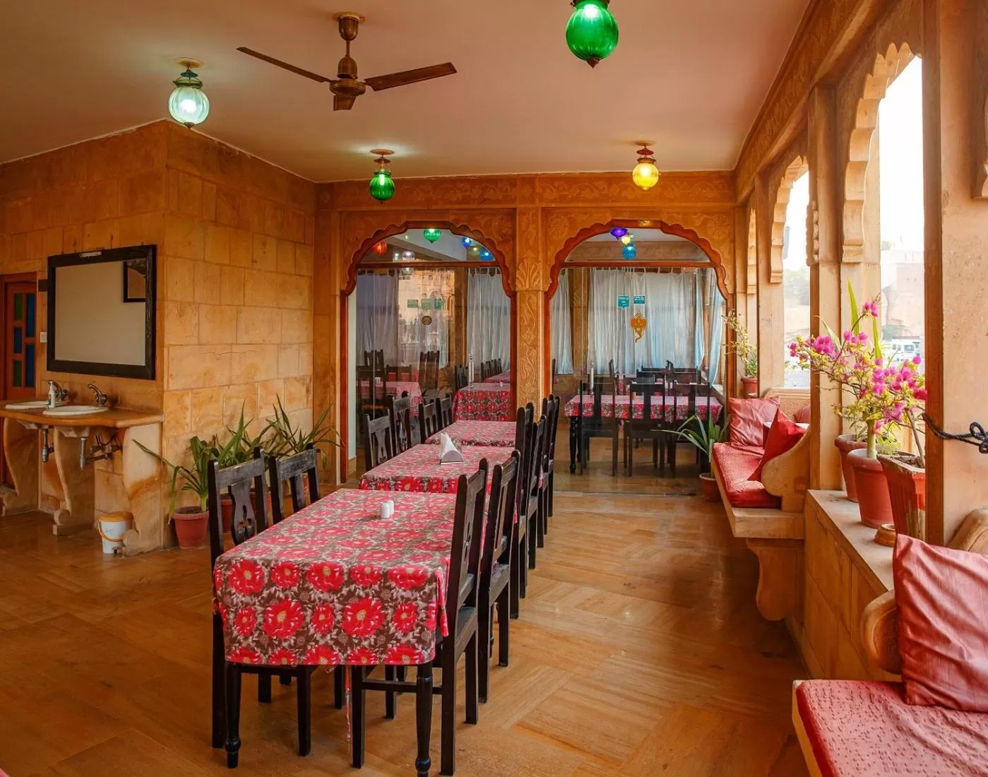 Restaurant/places to eat in Hotel Lal Garh Fort And Palace