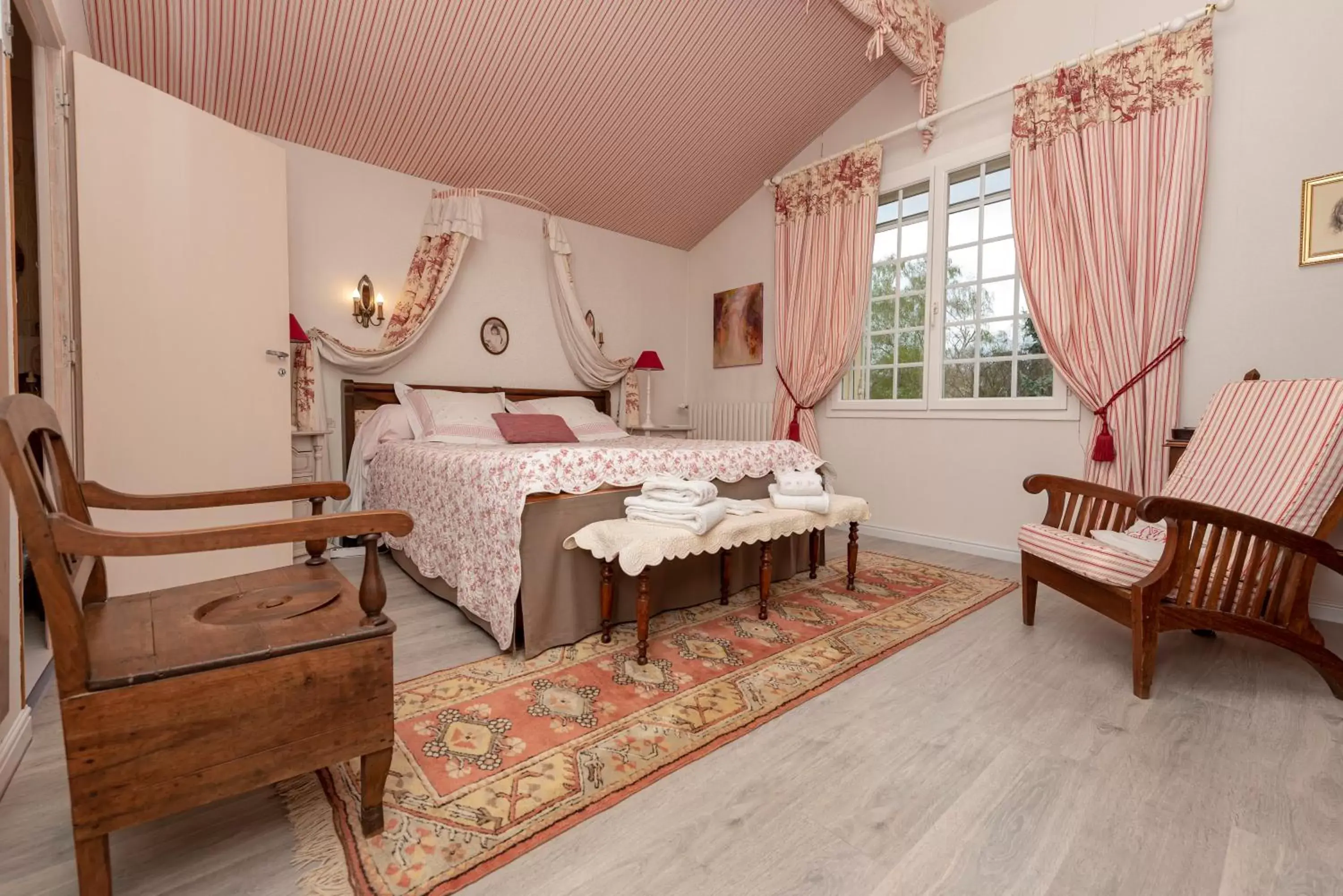 Bedroom, Bed in Chambres d'hôtes de charme au REFUGE DU PEINTRE prés de St Emilion