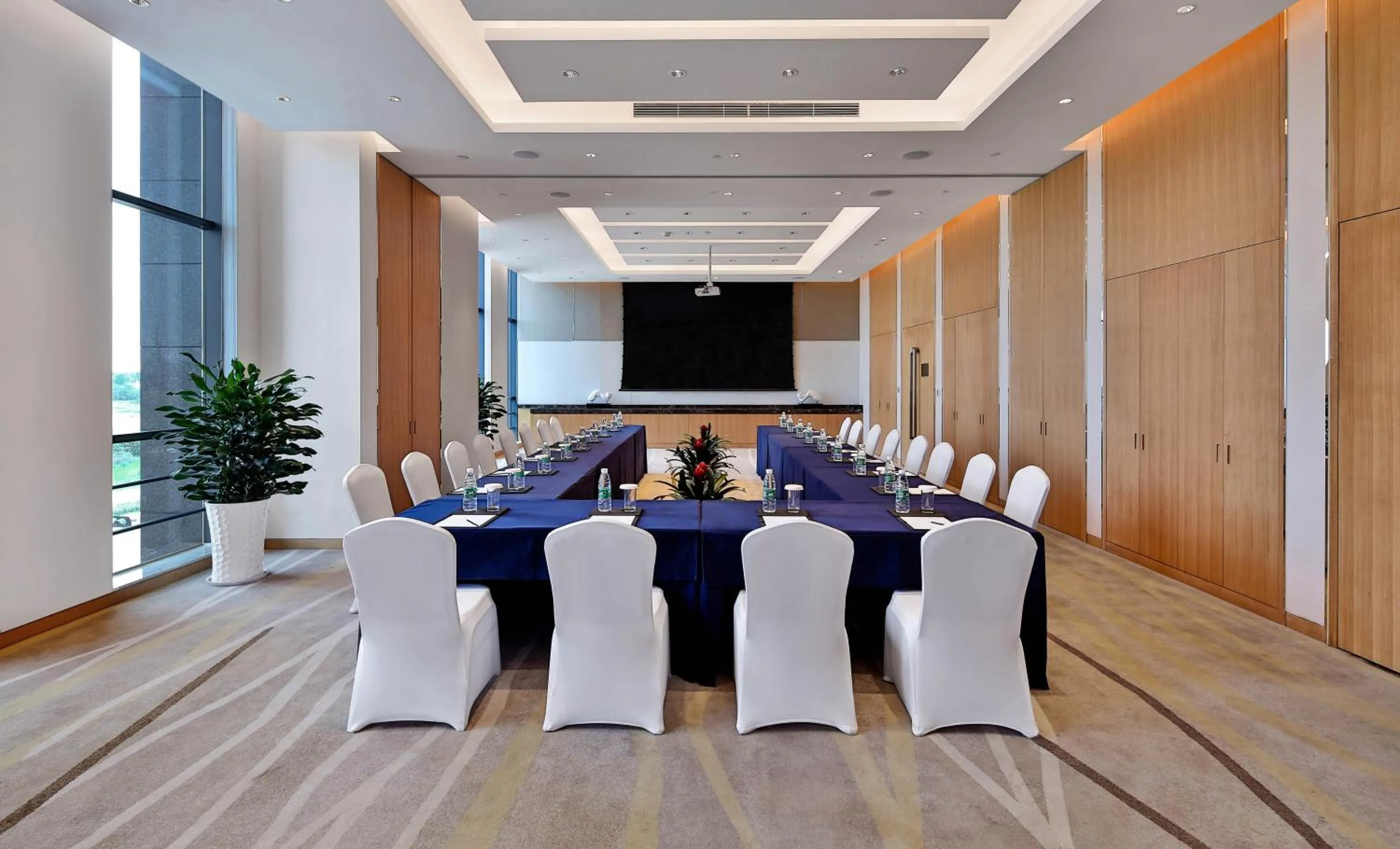 Meeting/conference room in Holiday Inn Chengdu Qinhuang by IHG