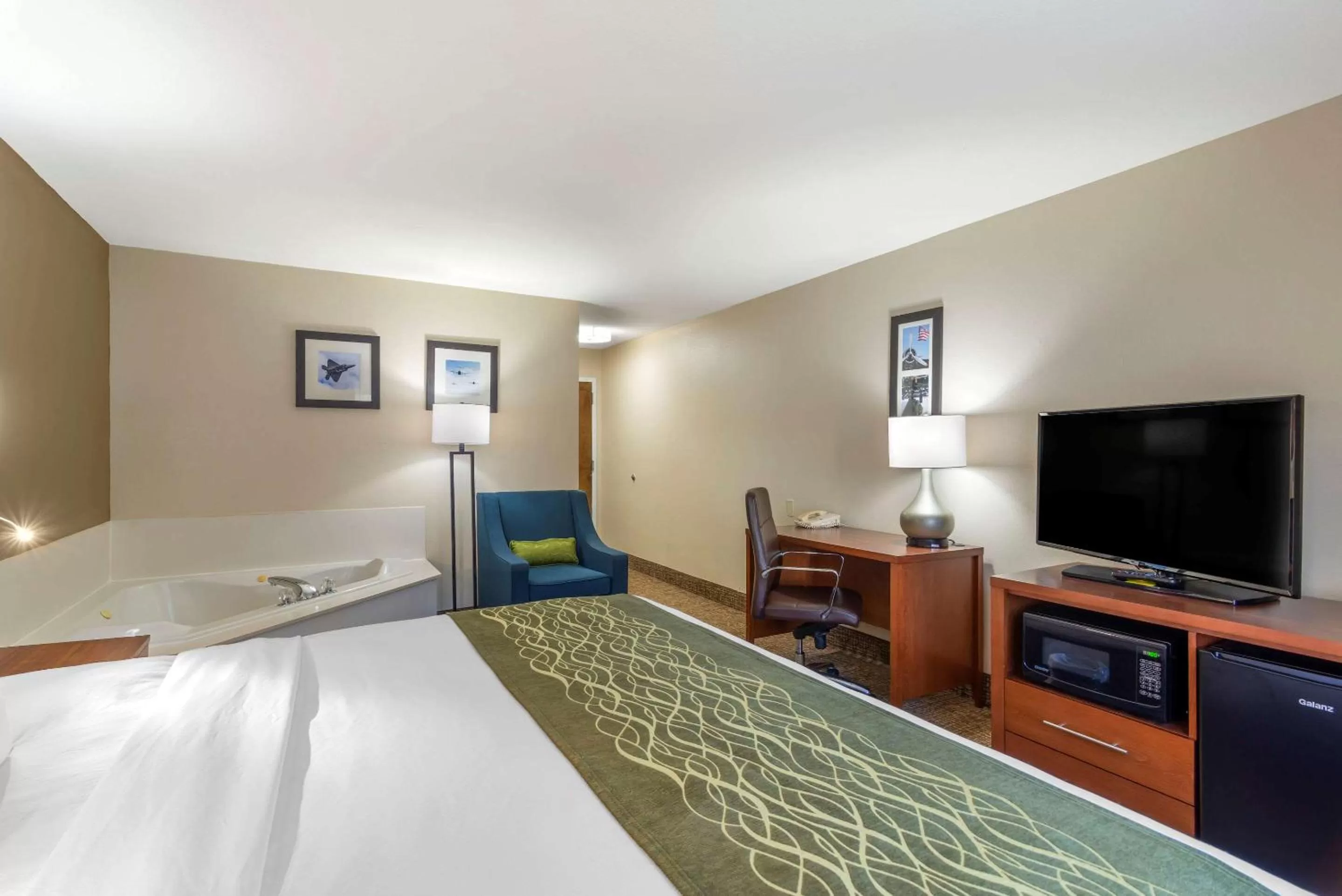 Bedroom, Bed in Comfort Inn & Suites - near Robins Air Force Base Main Gate