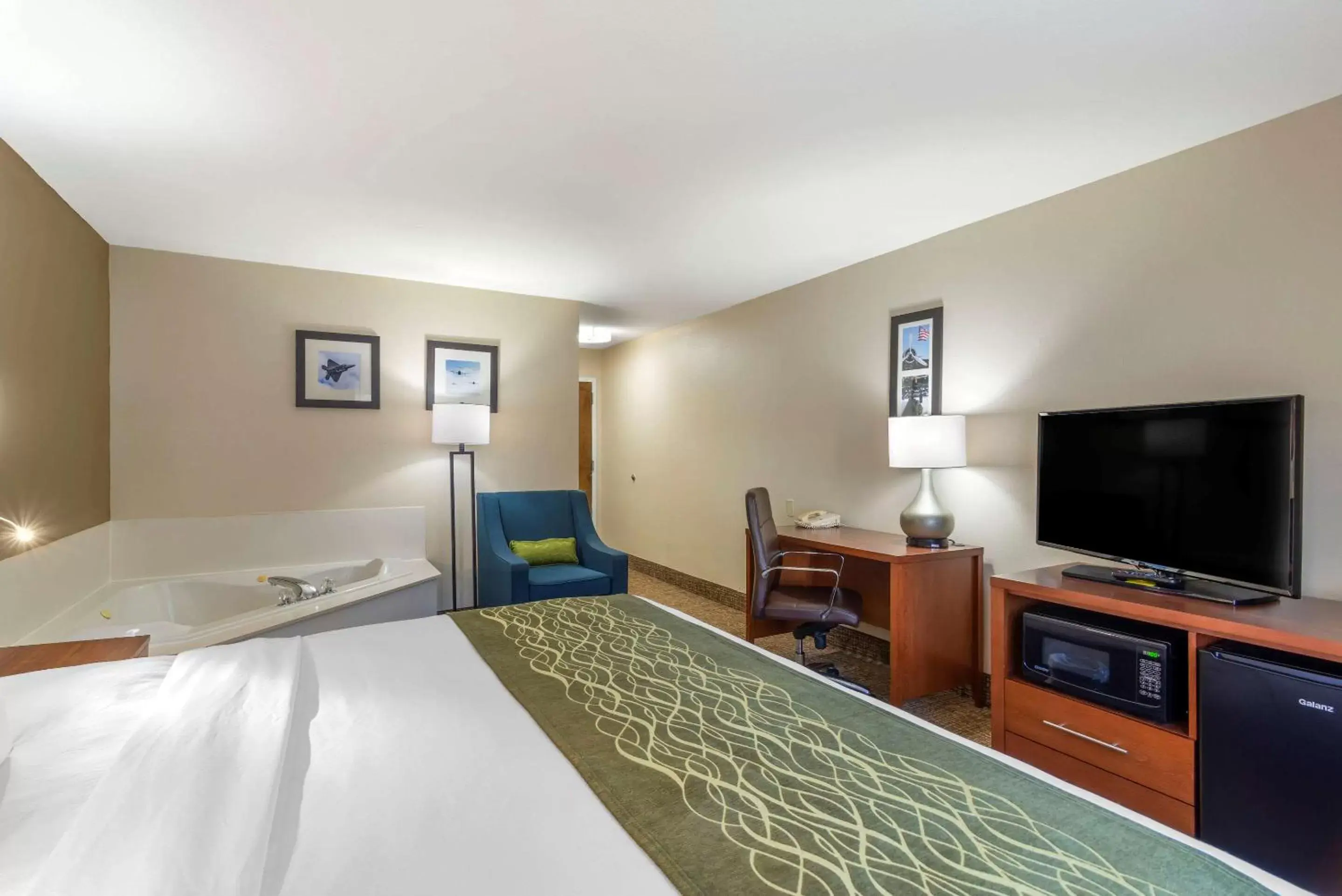 Bedroom, TV/Entertainment Center in Comfort Inn & Suites - near Robins Air Force Base Main Gate