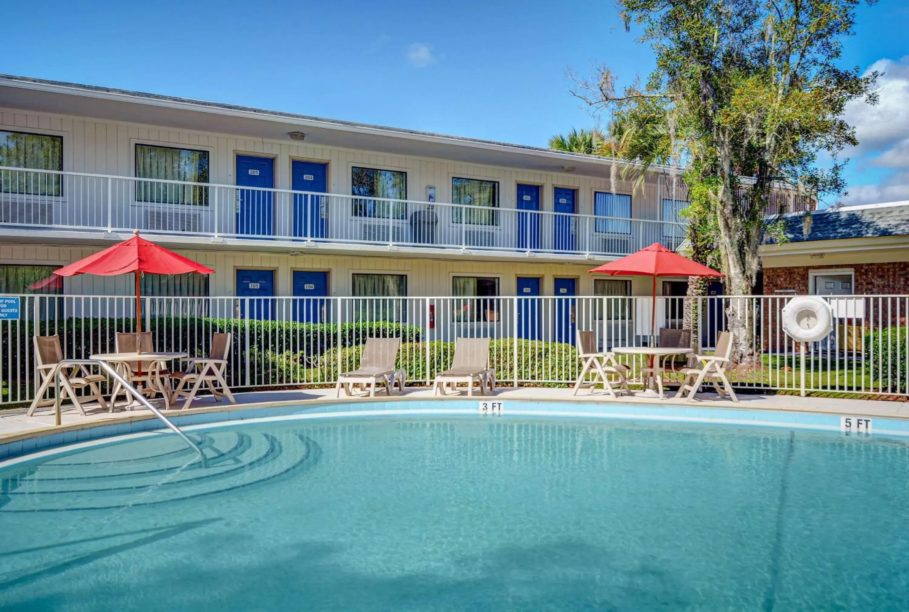 Pool view, Property Building in Motel 6-Tallahassee, FL - Downtown