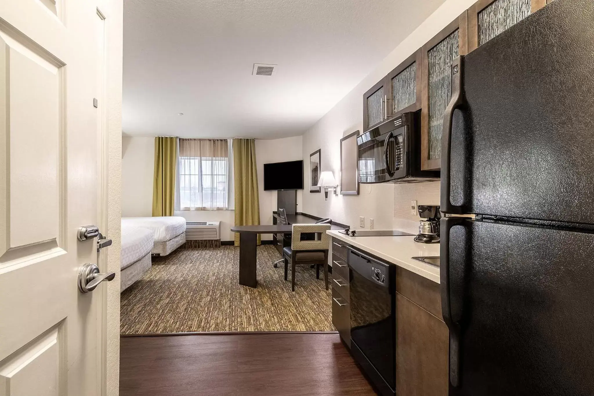 Bedroom, Kitchen/Kitchenette in Candlewood Suites Portland Airport, an IHG Hotel