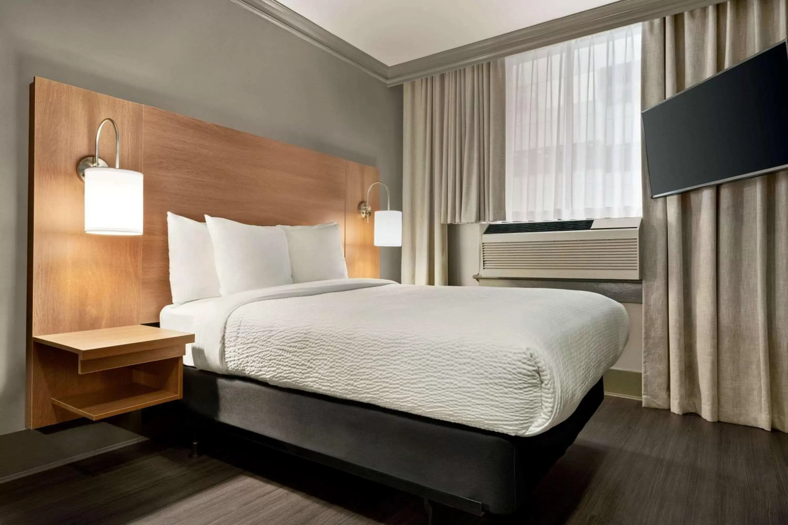 Photo of the whole room, Bed in Days Inn by Wyndham Vancouver Downtown