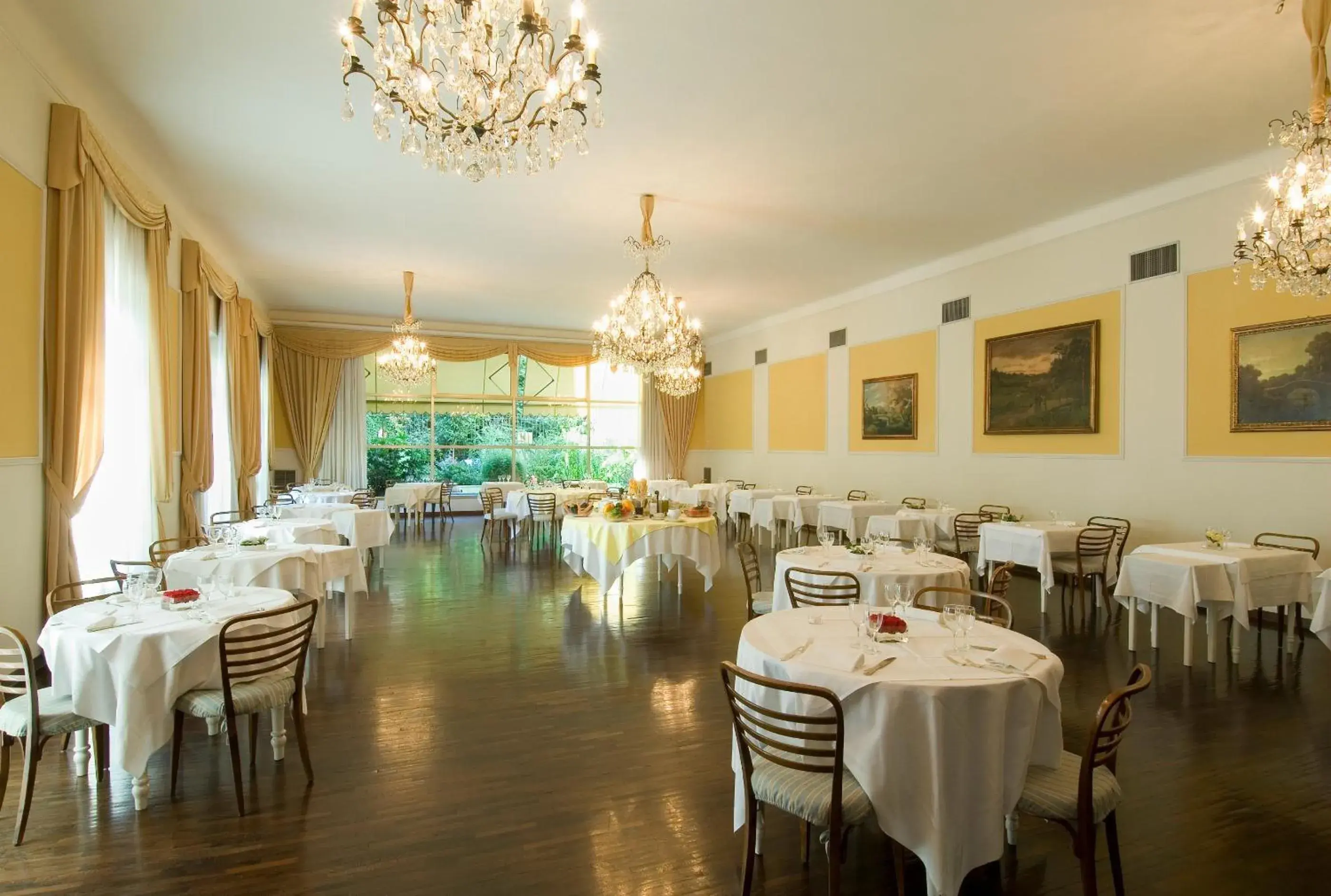 Restaurant/Places to Eat in Hotel Cappelli