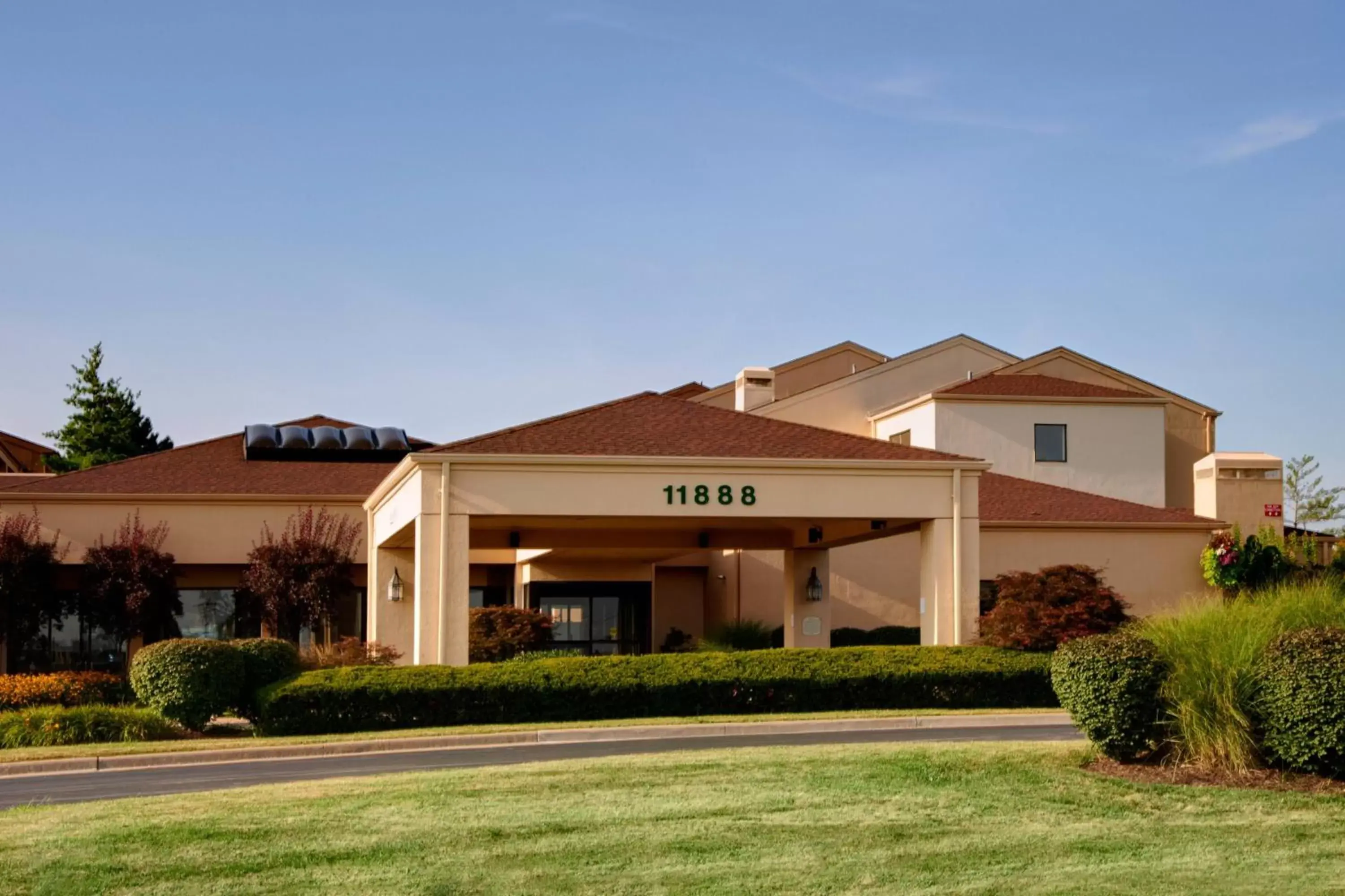 Property Building in Courtyard St. Louis Westport Plaza