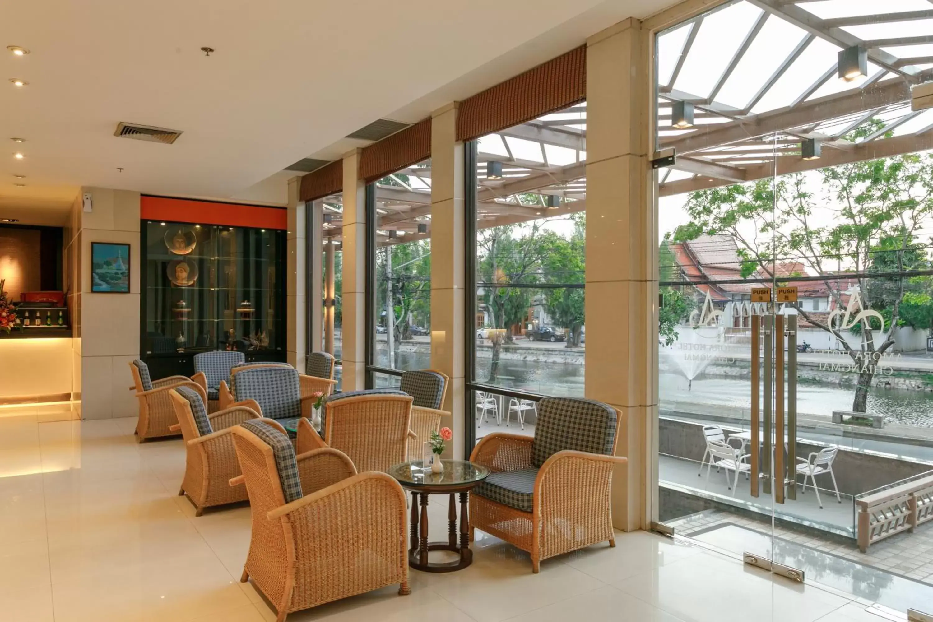 Lounge or bar in Amora Thapae Hotel Chiang Mai