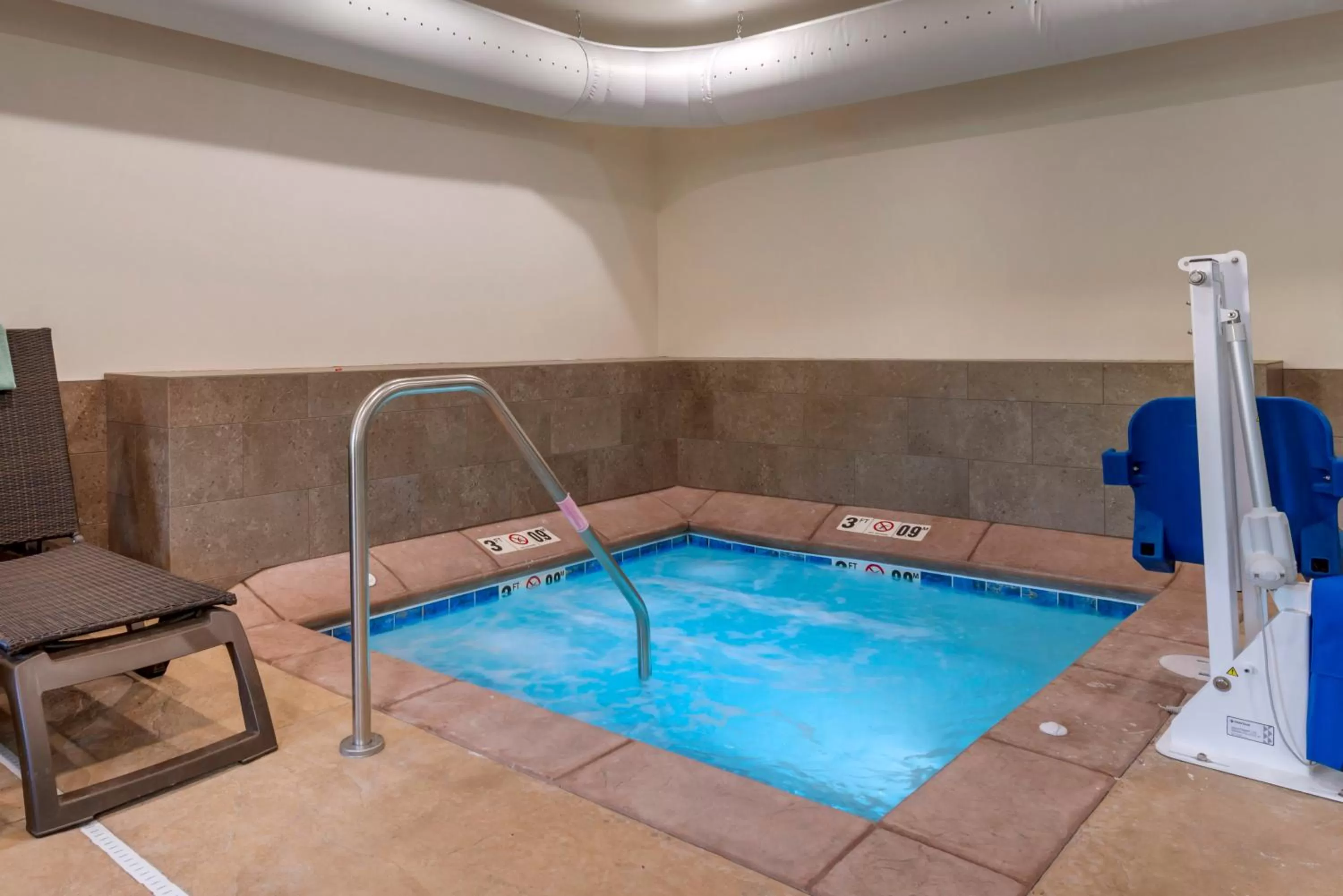 Hot Tub in Comfort Inn & Suites North Mankato