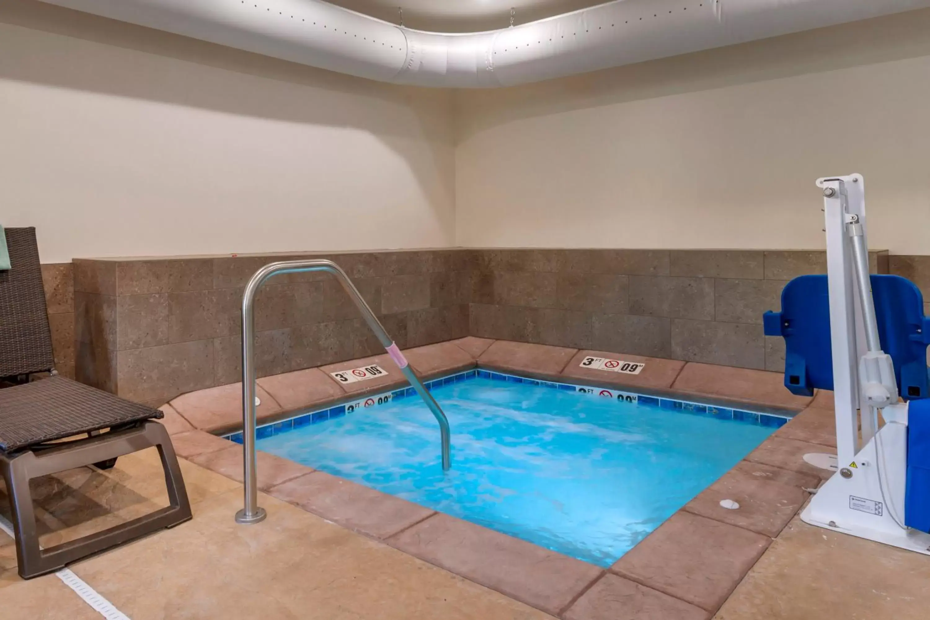 Hot Tub, Swimming Pool in Comfort Inn & Suites
