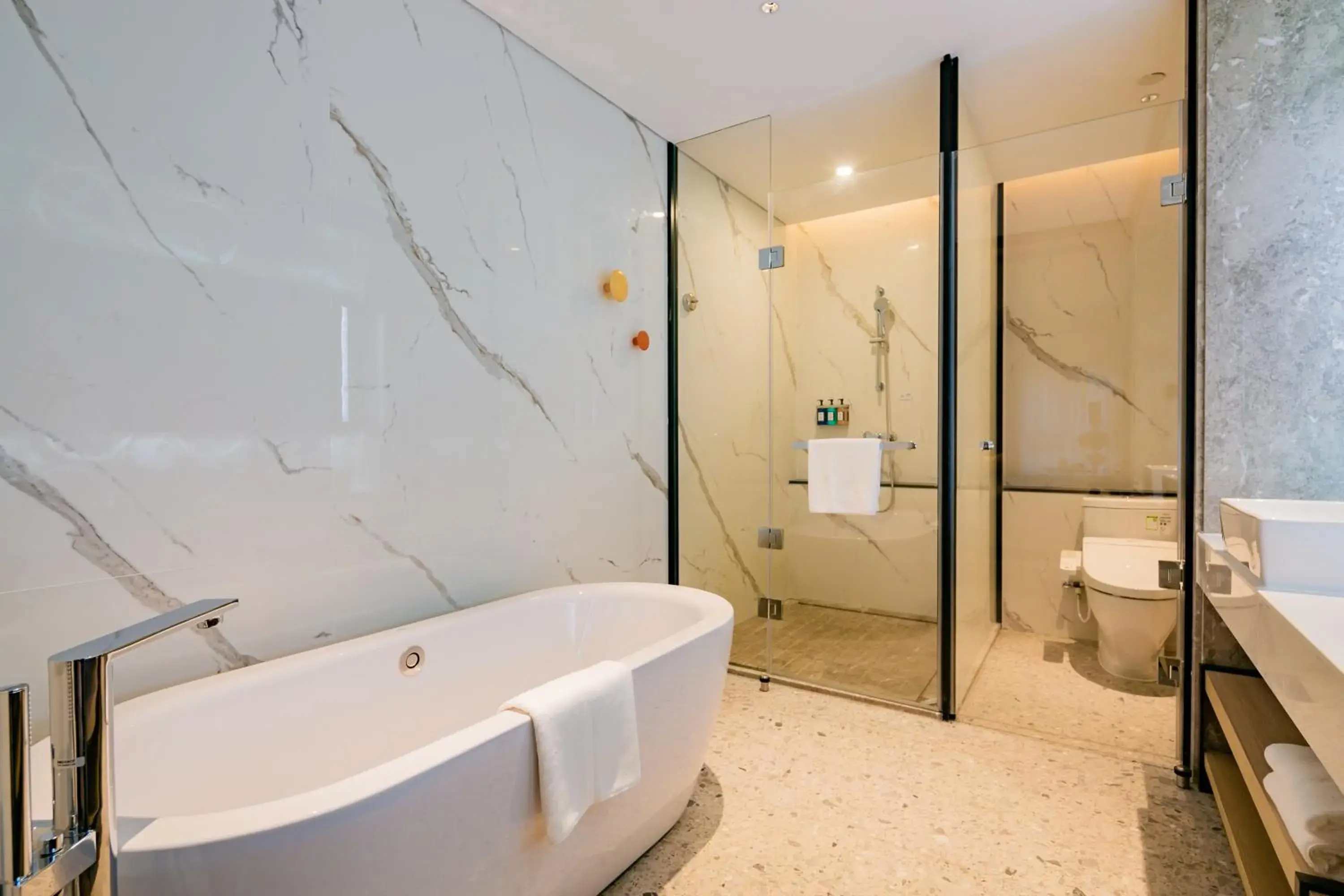 Bath, Bathroom in Holiday Inn Express Xi'an High Tech Zone North, an IHG Hotel
