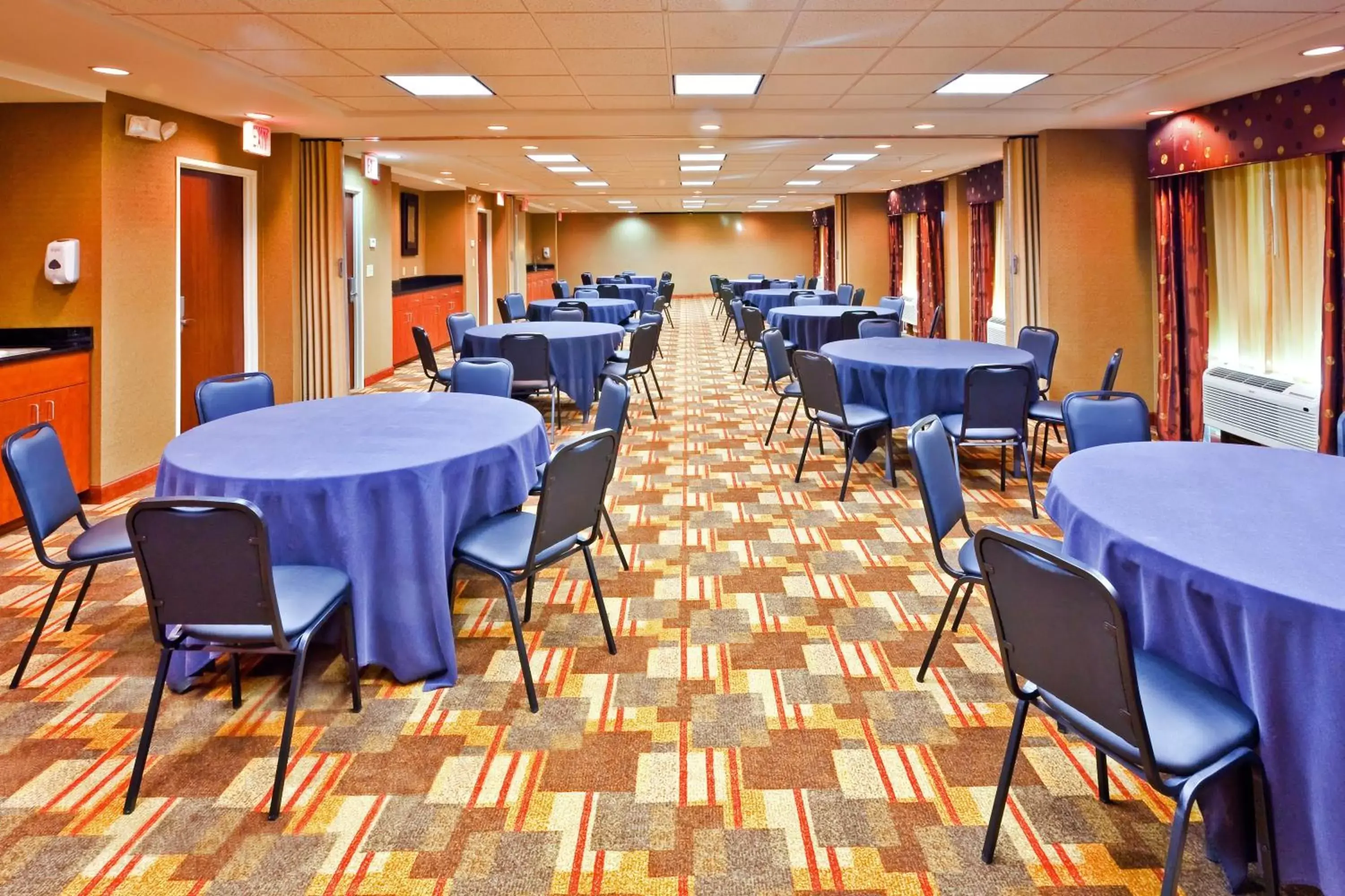 Meeting/conference room in Holiday Inn Express Hotel & Suites Memphis/Germantown, an IHG Hotel