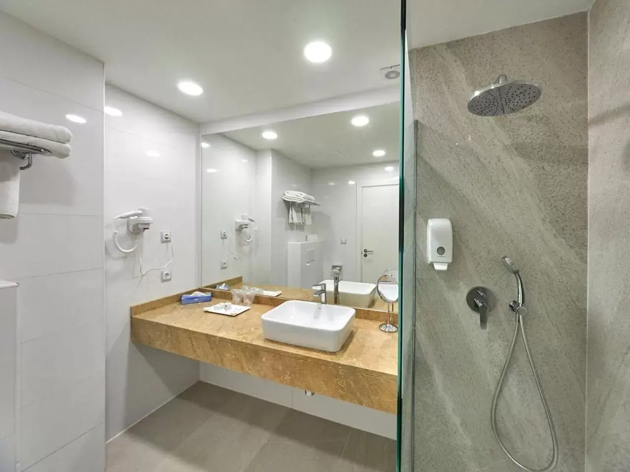 Bathroom in Aparthotel y Hotel Paguera Beach