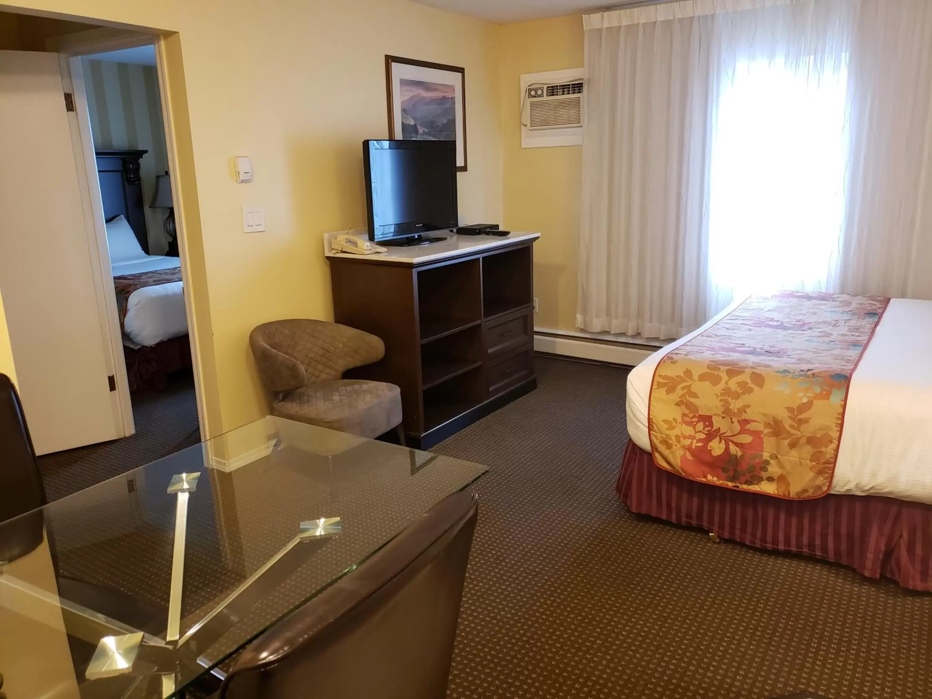 Bedroom, TV/Entertainment Center in Arbutus Inn