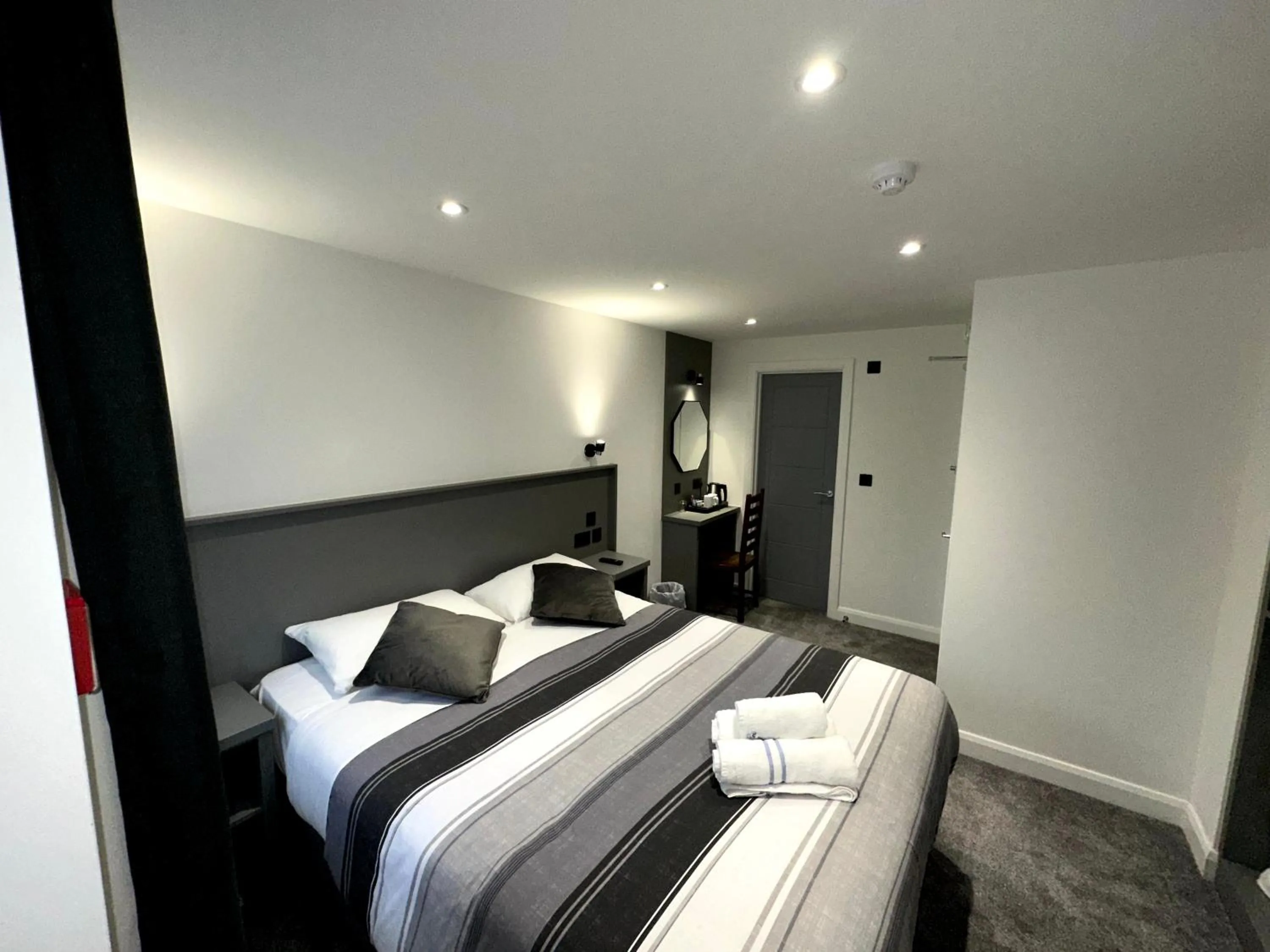 Photo of the whole room, Bed in Gainsborough Lodge