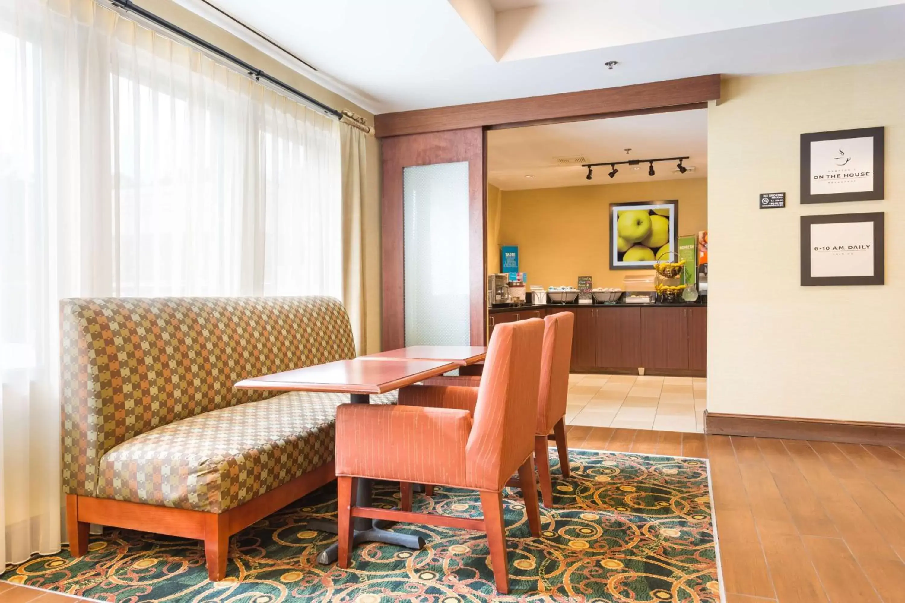 Dining area in Hampton Inn Havelock