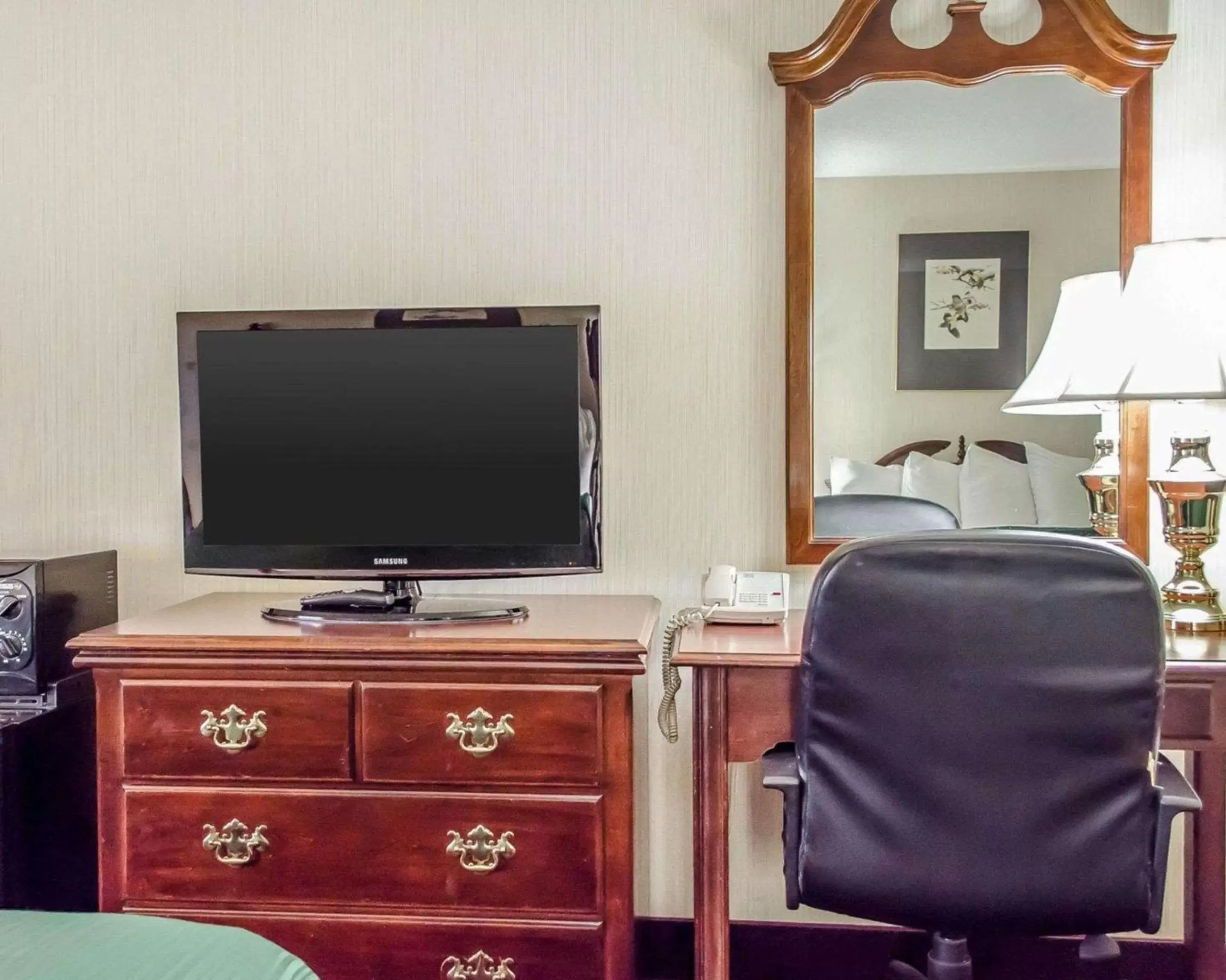 Photo of the whole room, TV/Entertainment Center in Quality Inn Gettysburg Battlefield