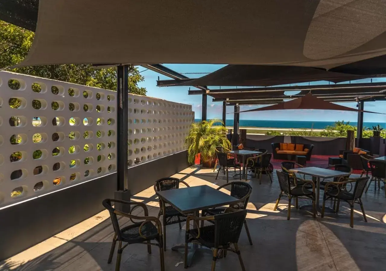 Patio, Restaurant/Places to Eat in Curacao Airport Hotel