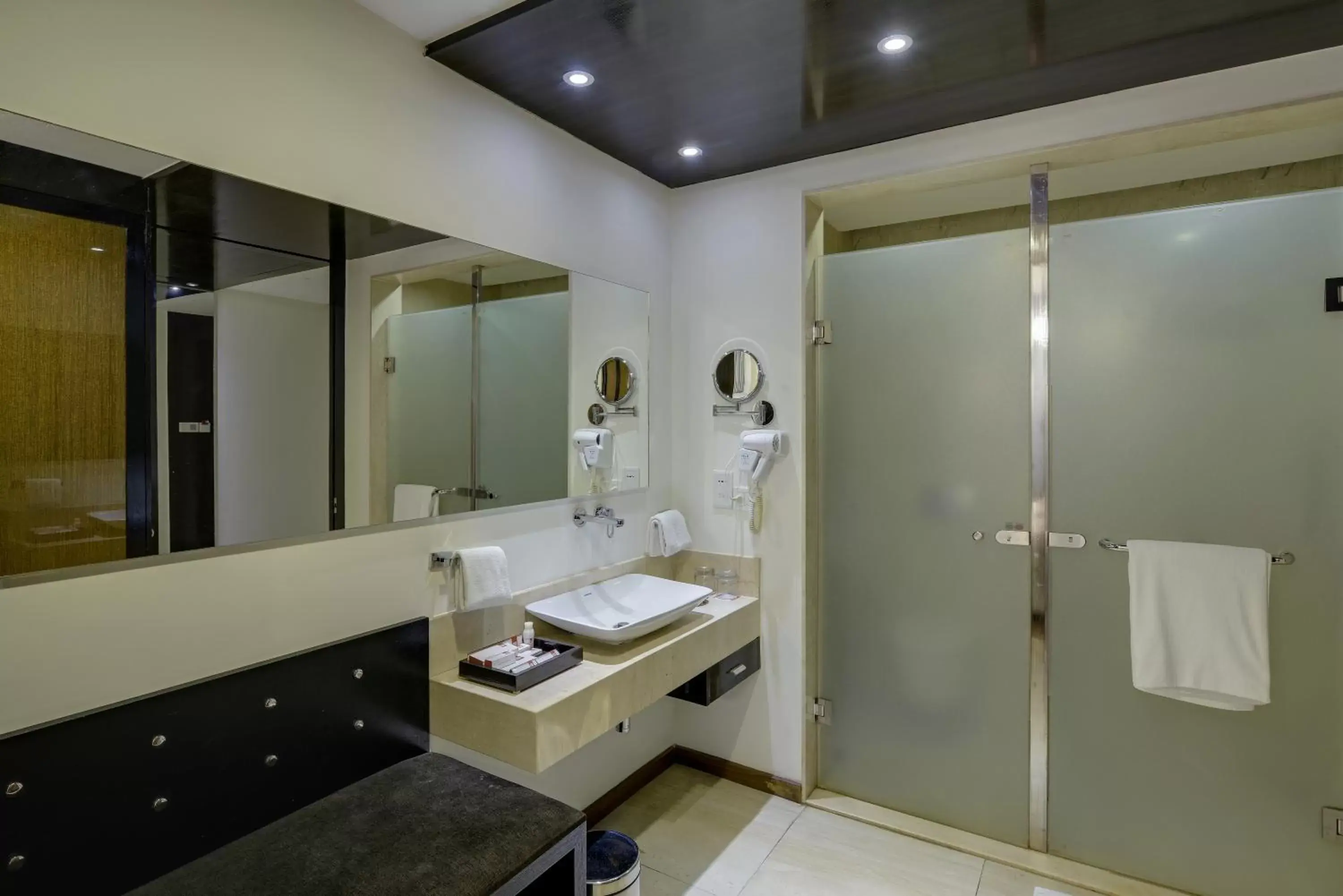 Shower, Bathroom in E Hotel