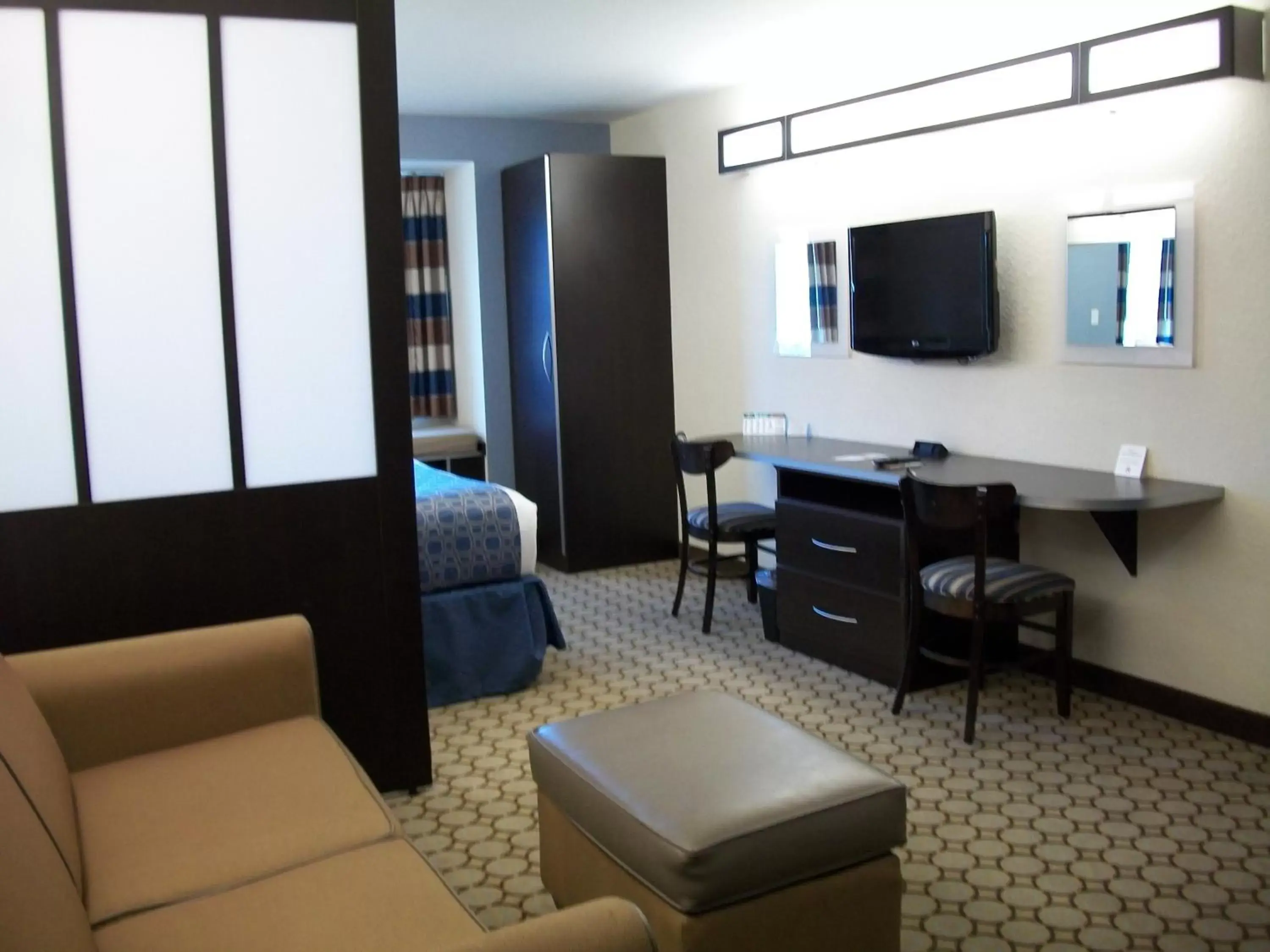 Bedroom, Seating Area in Microtel Inn & Suites by Wyndham Spring Hill/Weeki Wachee
