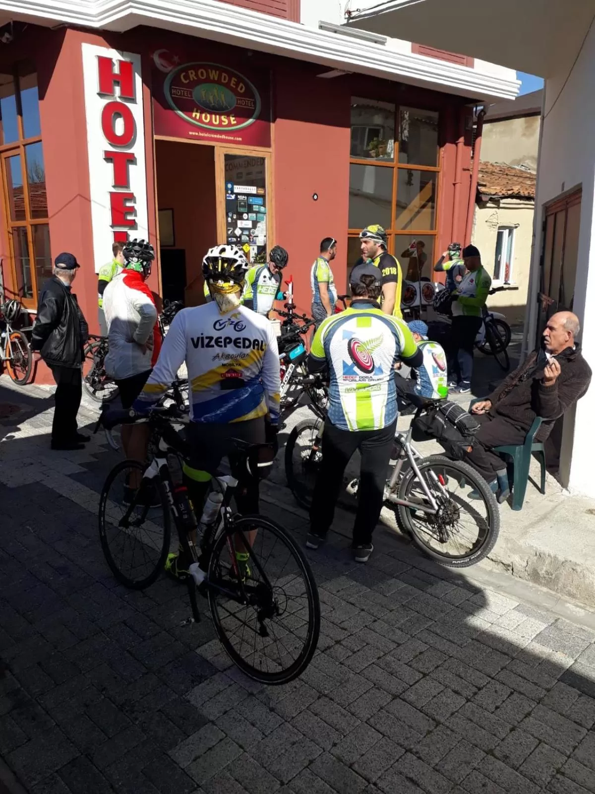 Day in Hotel Crowded House