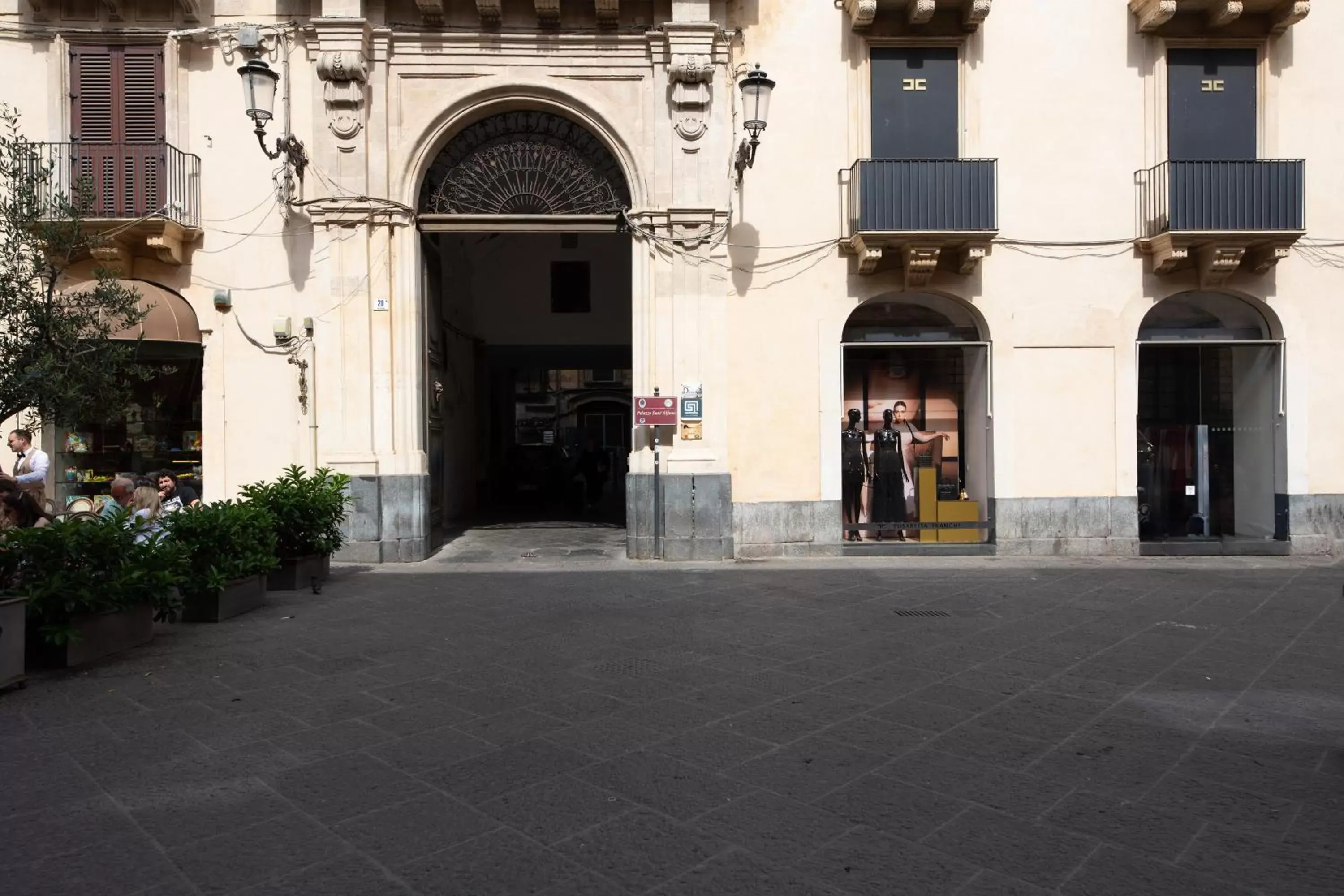 Facade/entrance in La Regina del Duomo Catania Centro