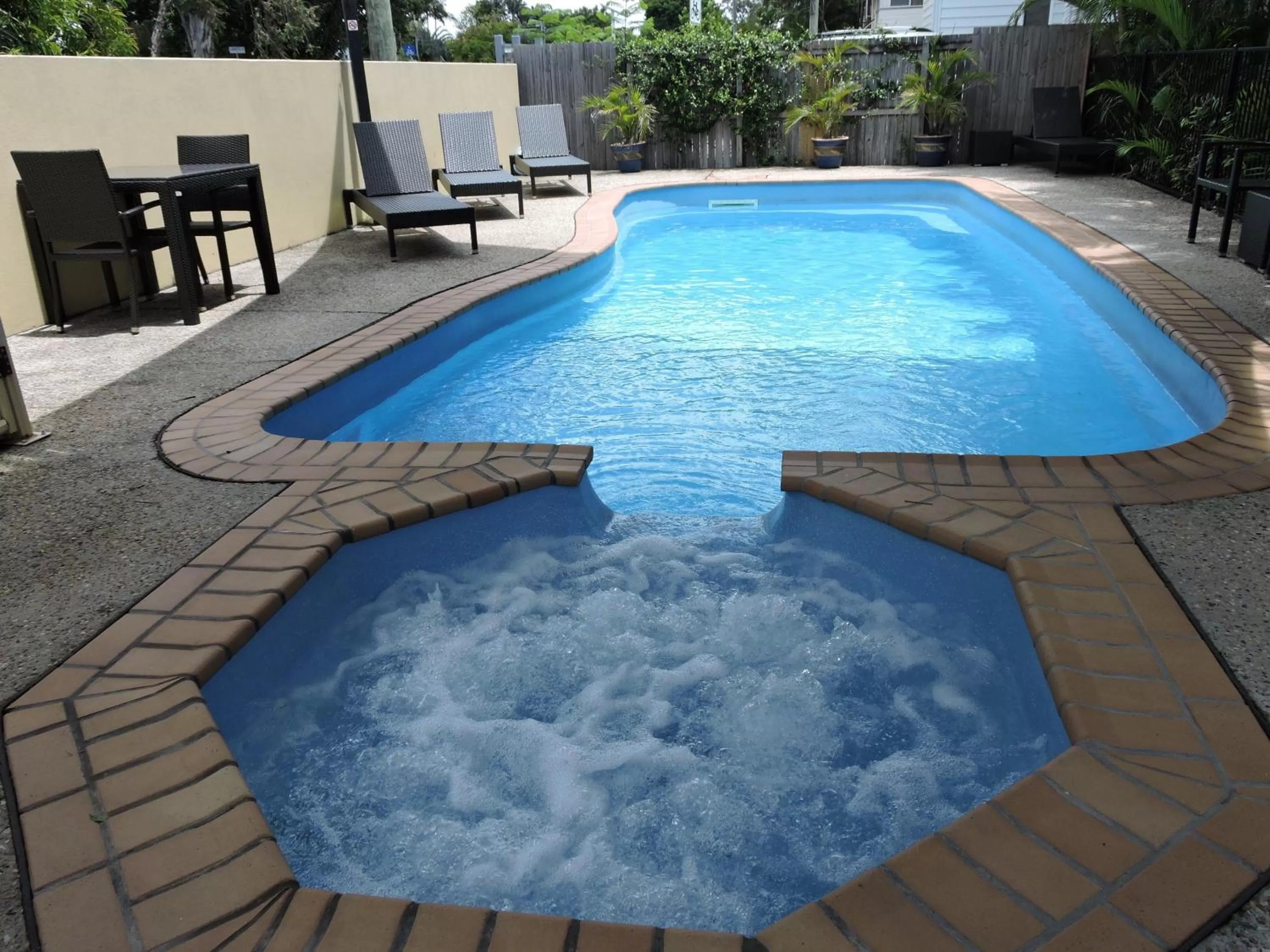 Swimming pool in Best Western Airport 85 Motel