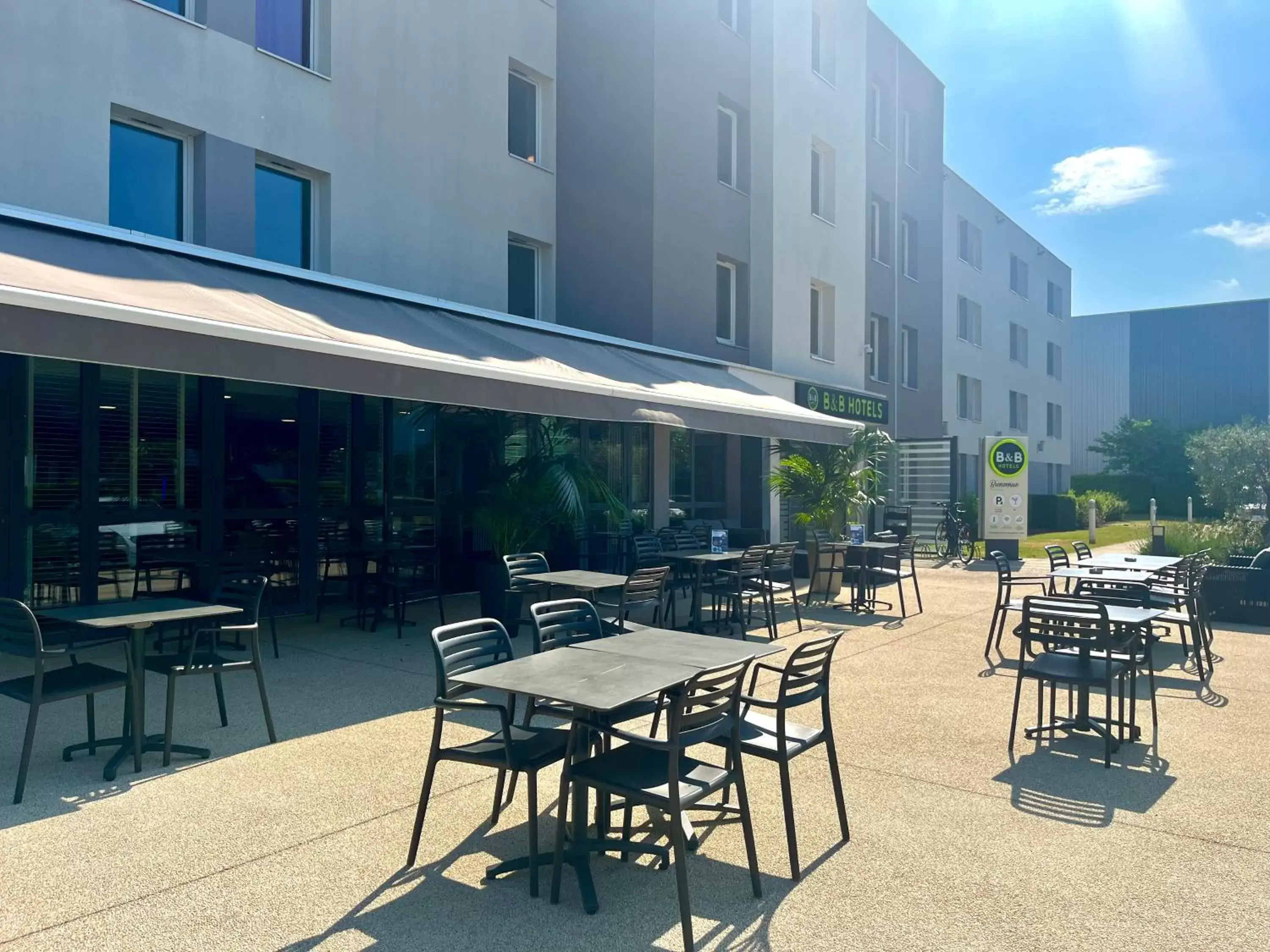 Property building, Restaurant/Places to Eat in B&B HOTEL Lyon Aéroport Saint-Quentin-Fallavier