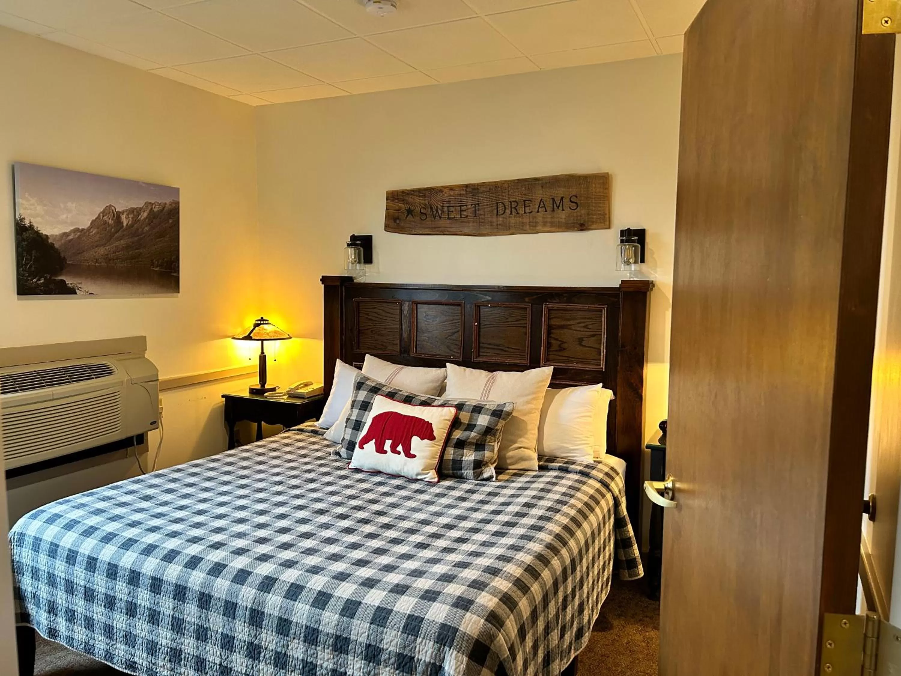 Bed in The Common Man Inn, Spa & Lodge