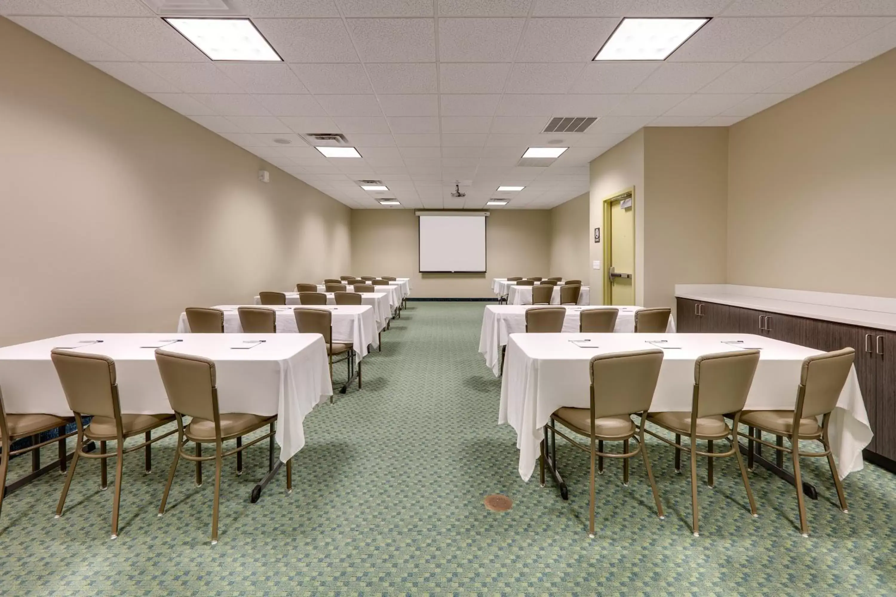Meeting/conference room in Candlewood Suites Salina, an IHG Hotel