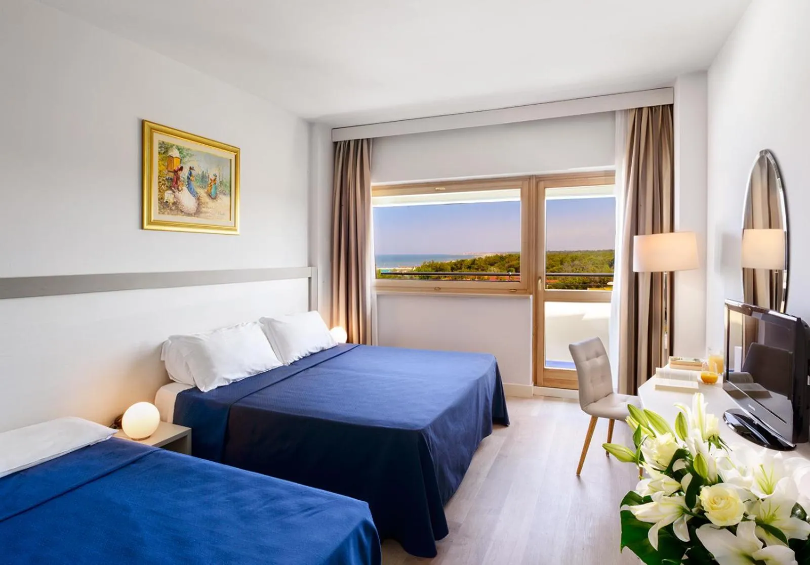 Photo of the whole room, Bed in Grand Hotel Continental