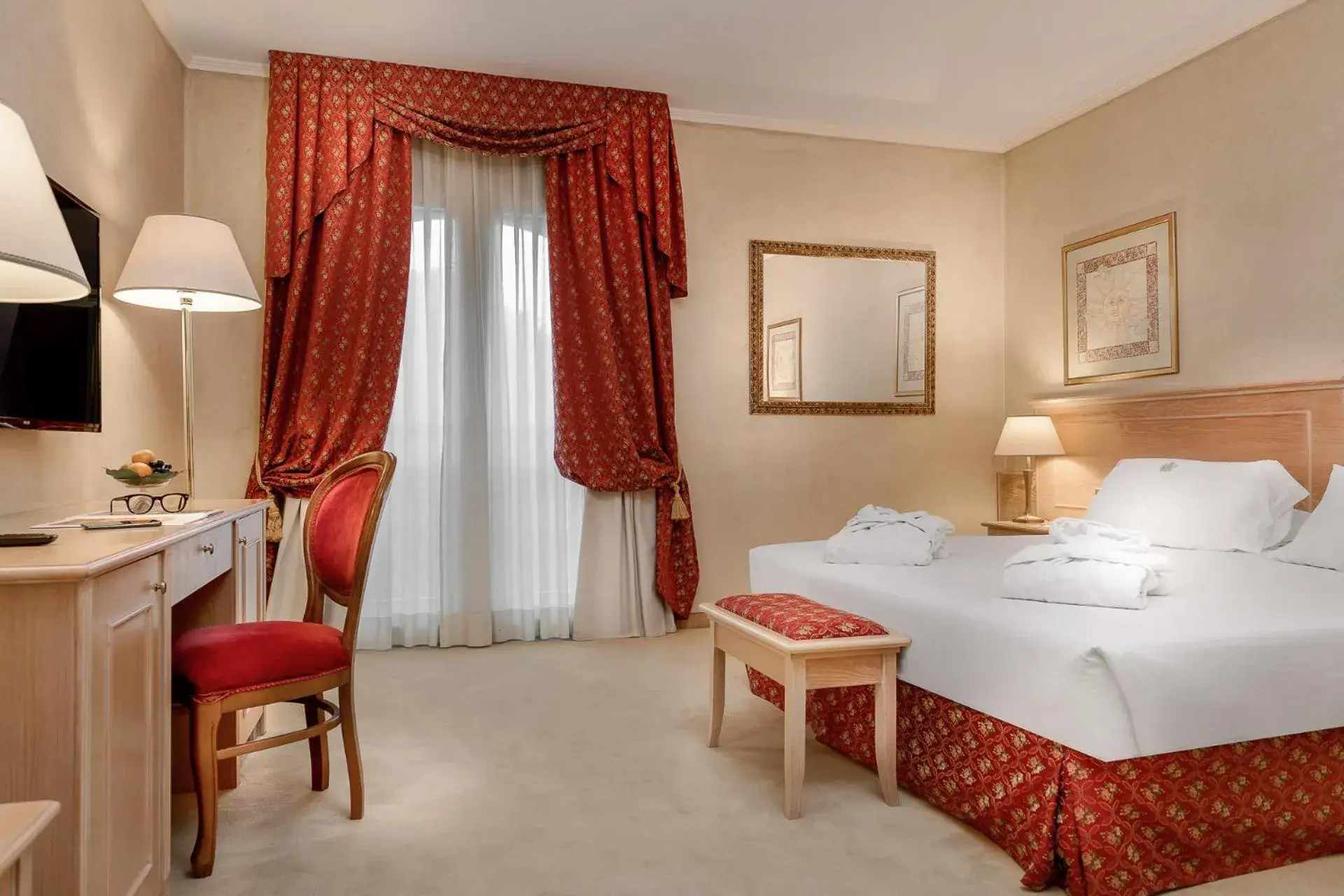 Photo of the whole room, Bed in Hotel De Londres